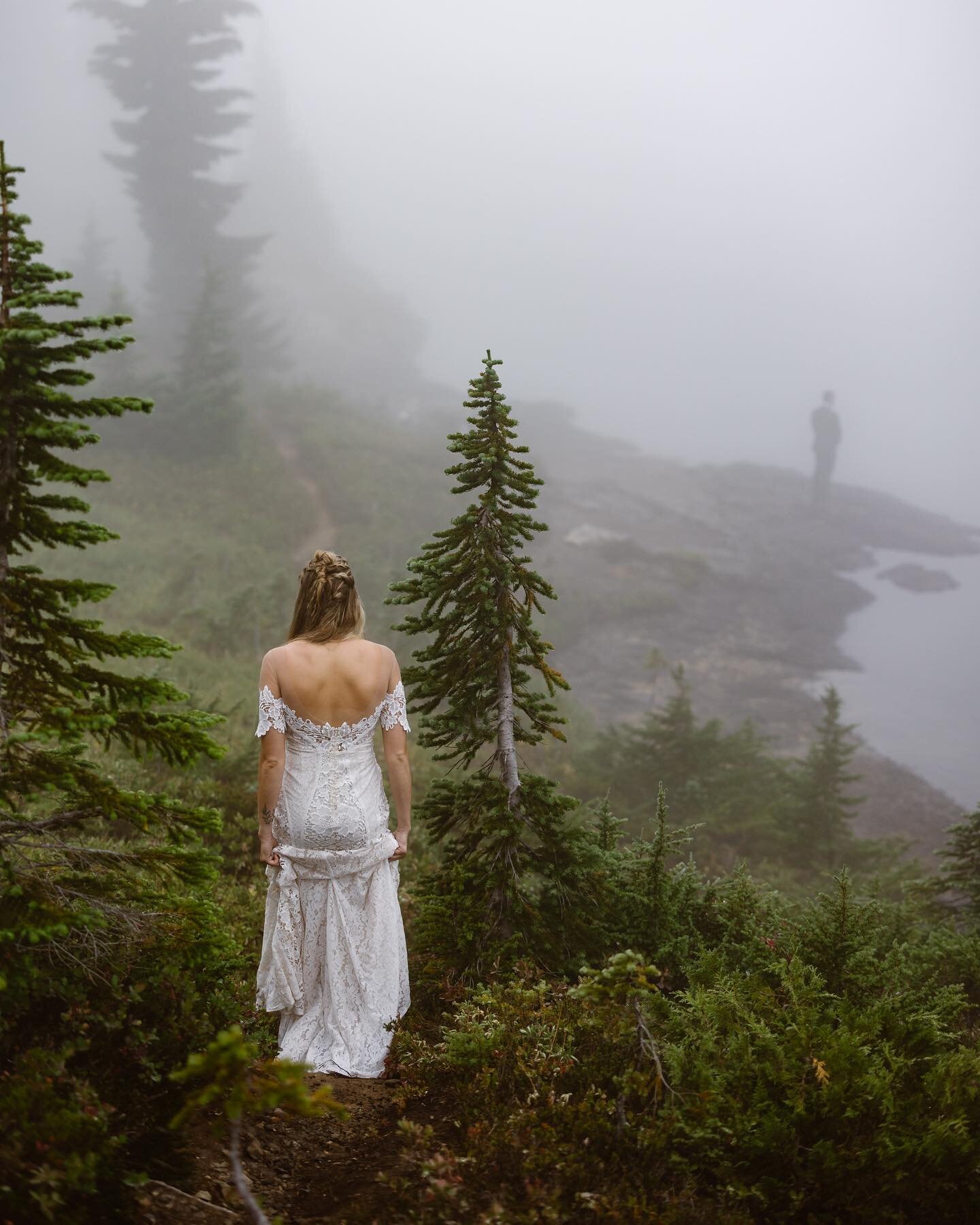 Can you get more moody PNW vibes than this?! 

#pnwelopement #moodyelopement #fog #foggyelopement