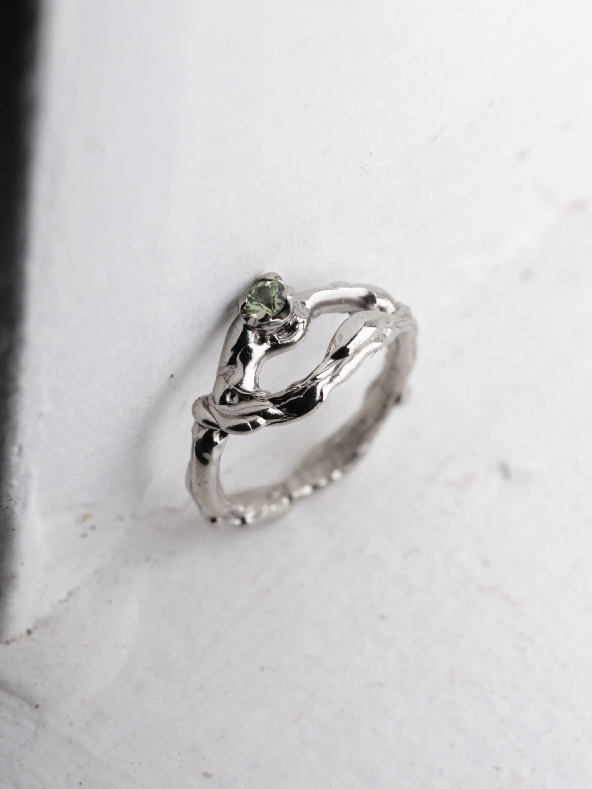 WHITE GOLD ENGAGEMENT RING WITH PERIDOT