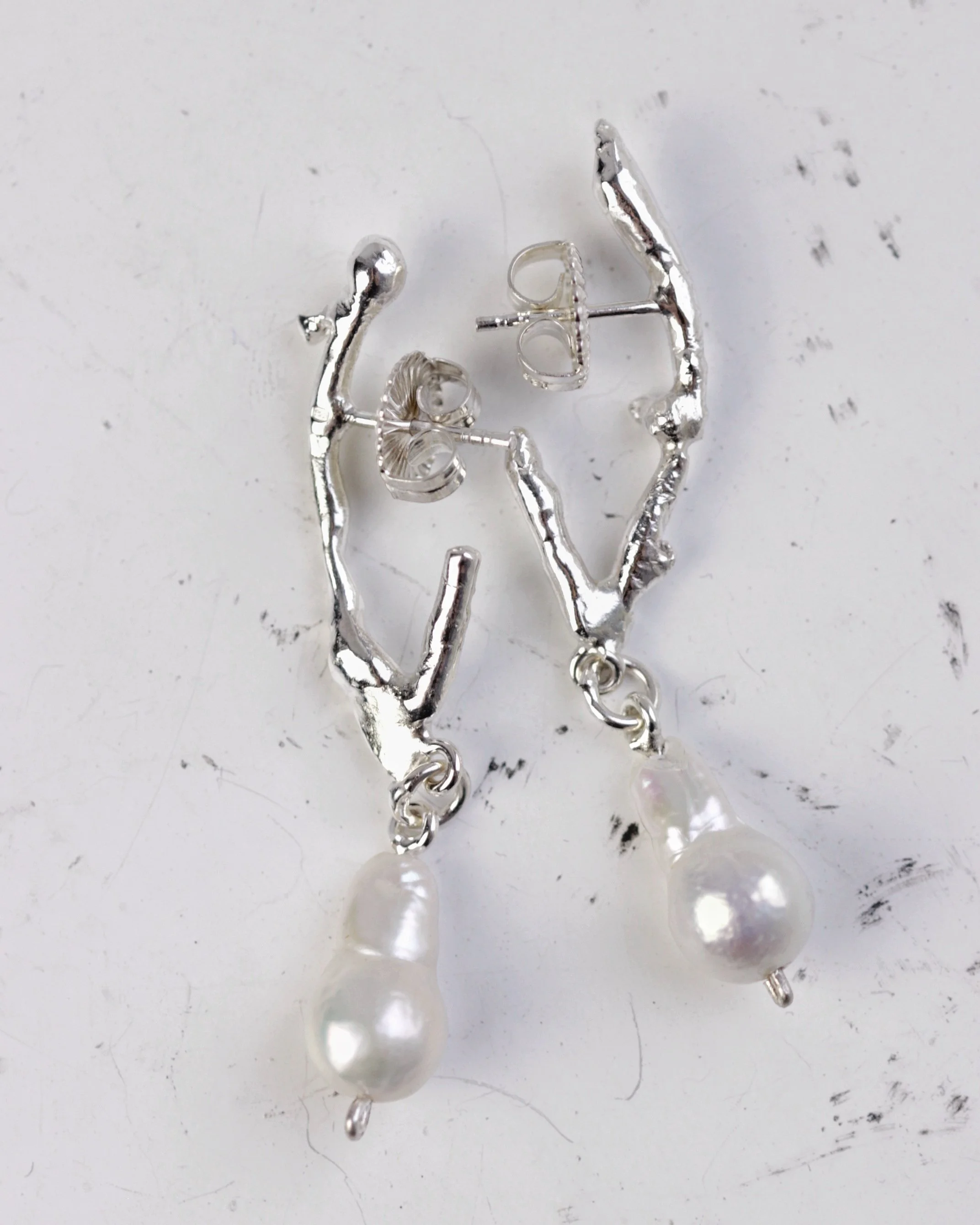 PEARLED SMALL ARCH EARRINGS