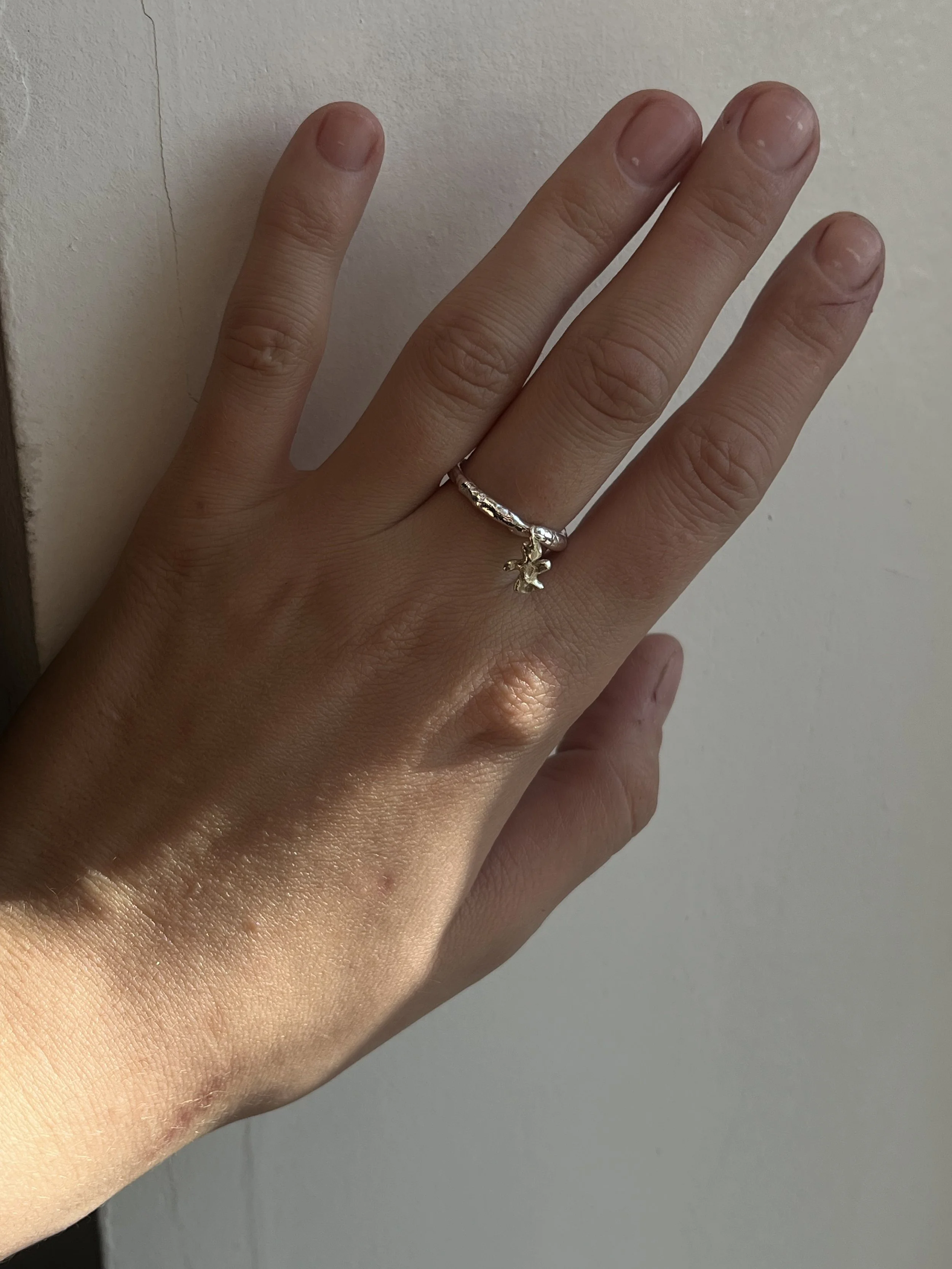 GOLD ABSTRACT ORCHID DETAIL WEDDING RING