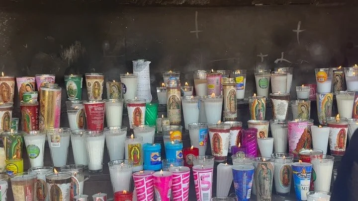 alfin seme hizo llevarle flores a la virgen 💐

se sinti&oacute; bien bonito estar presente hoy. la virgen de guadalupe siempre ha sido muy importante para m&iacute; y para mi abue. nose porque pero la virgen se aparece en todos mis cuadros de alguna