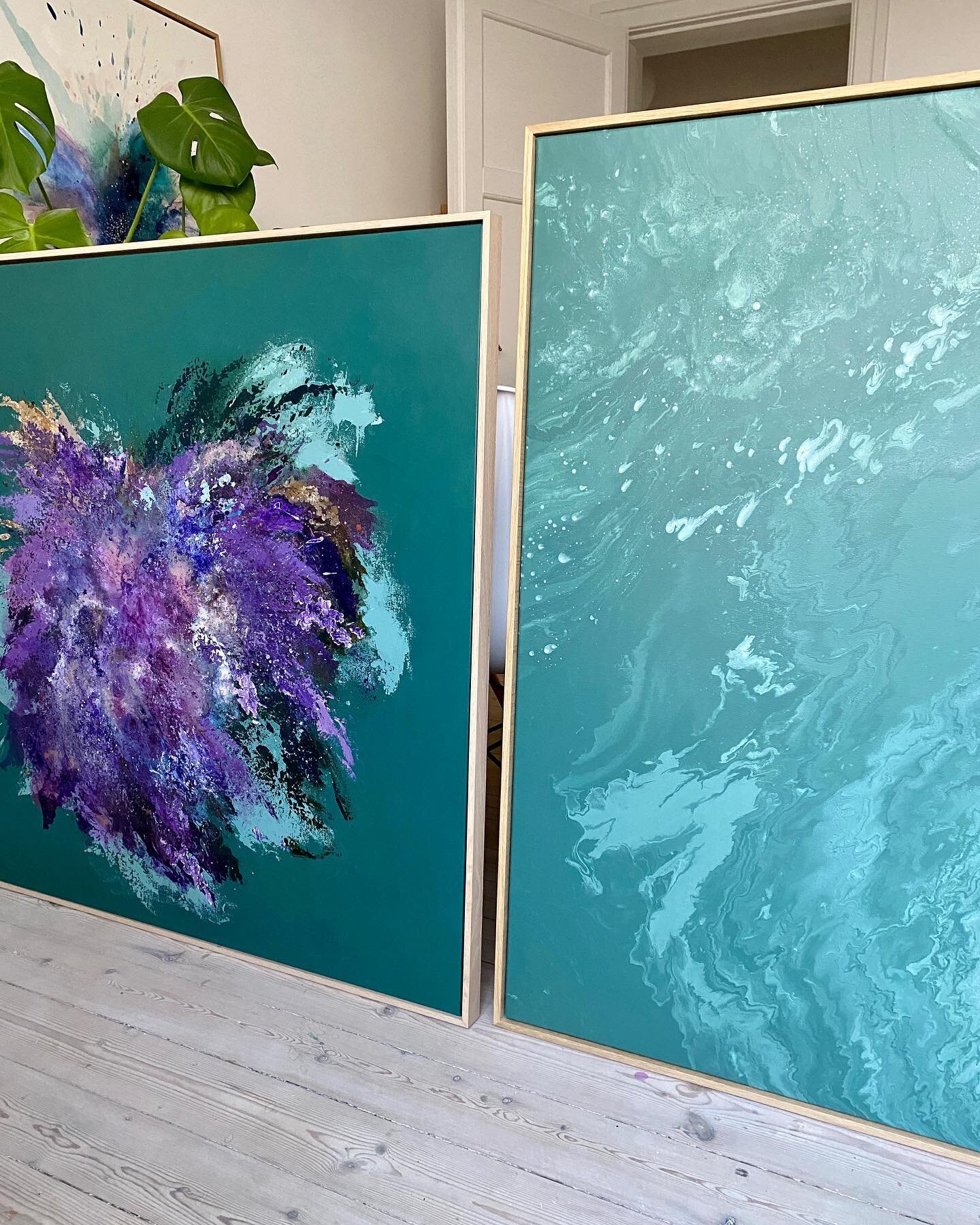 Mit nyeste v&aelig;rk Color Pop 24 og mit flow art v&aelig;rk Forest 3. 🦚 

Elsker de gr&oslash;nne nuancer i begge v&aelig;rker, og synes faktisk godt v&aelig;rkerne kunne harmonere sammen i et hjem. 🤩

Malerierne er til salg. 🙏🏼

.
.
.

#female