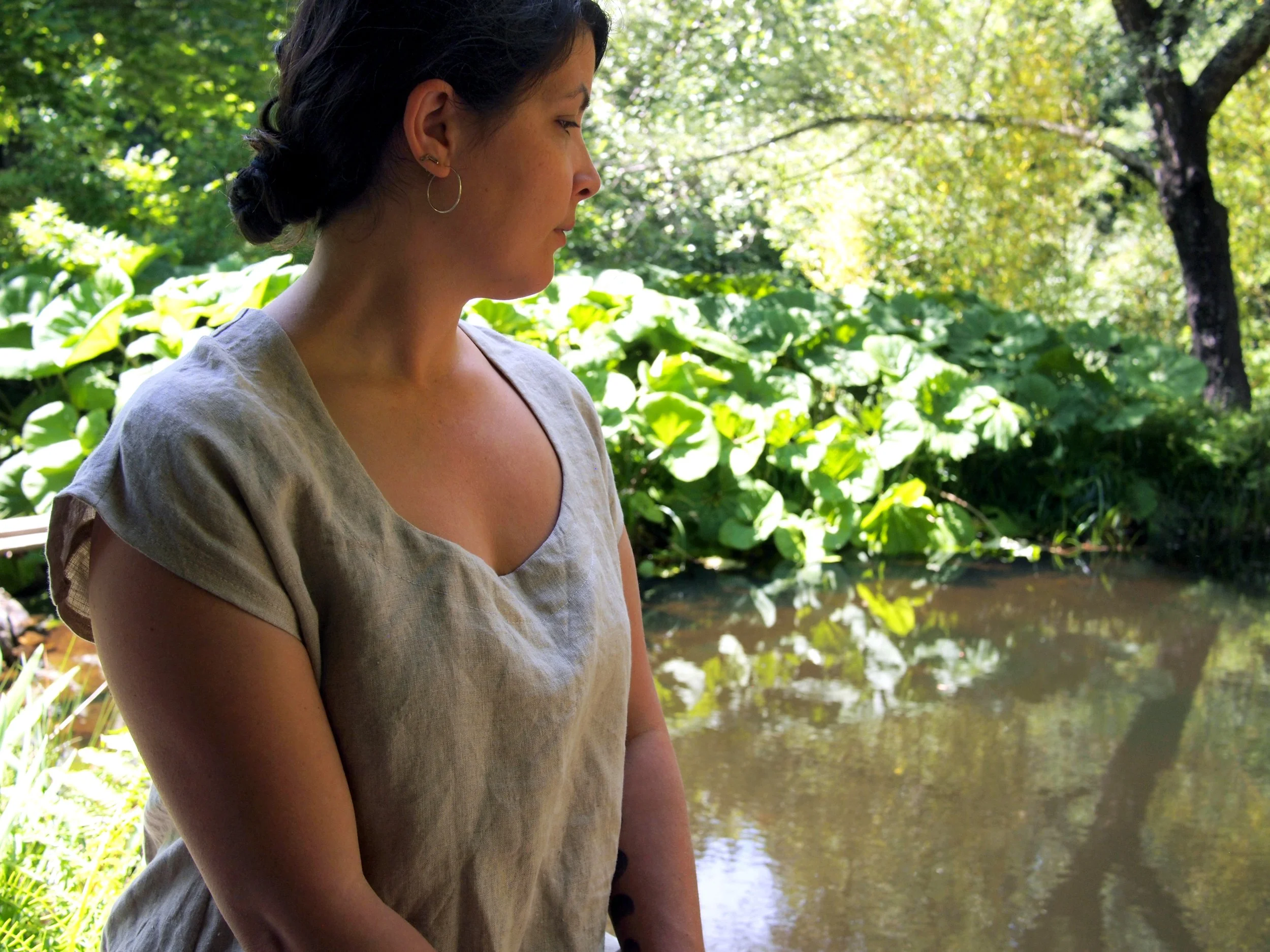 Scoop Neck , Hemmed Sleeve