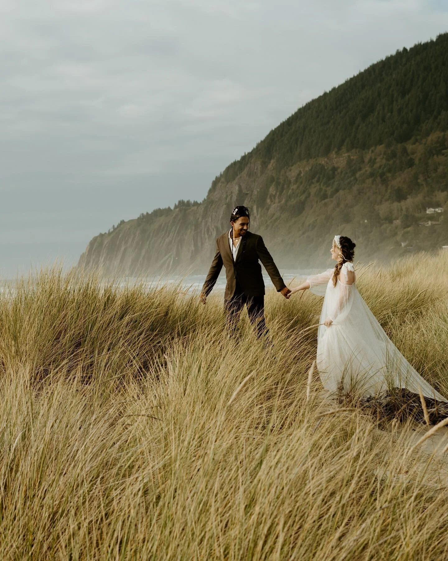 @courtneymeili &amp; @marcellxmeili 4ever🧡 so happy to have had the opportunity to meet and spend and week with this beautiful couple. 

@letsgoworkshop shoot lead by @levihri 

#easternoregonwedding #wallawallaphotographer #easternoregonphotographe
