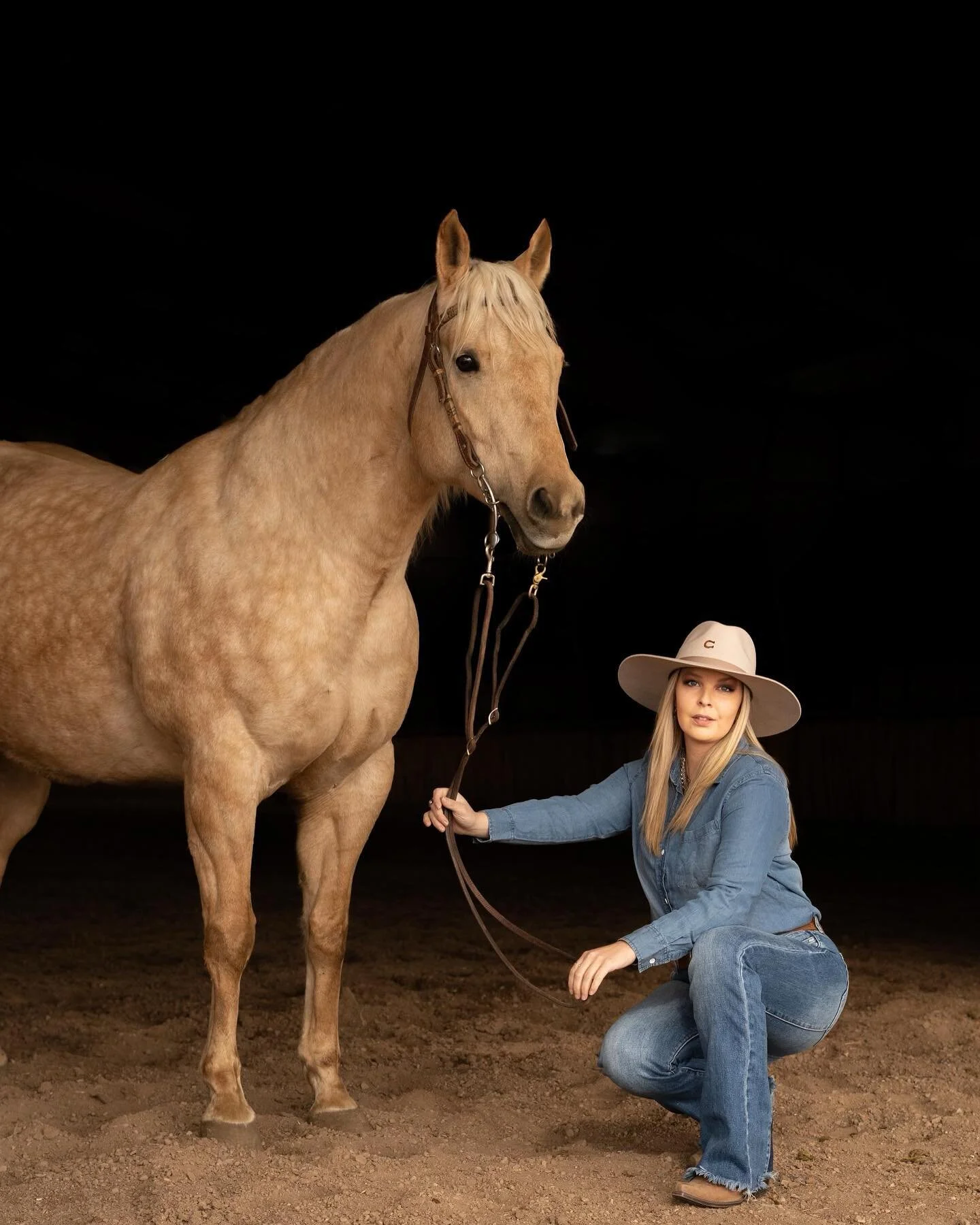 Hi it&rsquo;s me. Back after ghosting my Photog account focusing on bull sale catalog prep, calving season &amp; the bull sale. These photos of @raychelchristensen were worth the wait tho😍

#ranchlife #westernfashioninfluencer #westernphotography #e