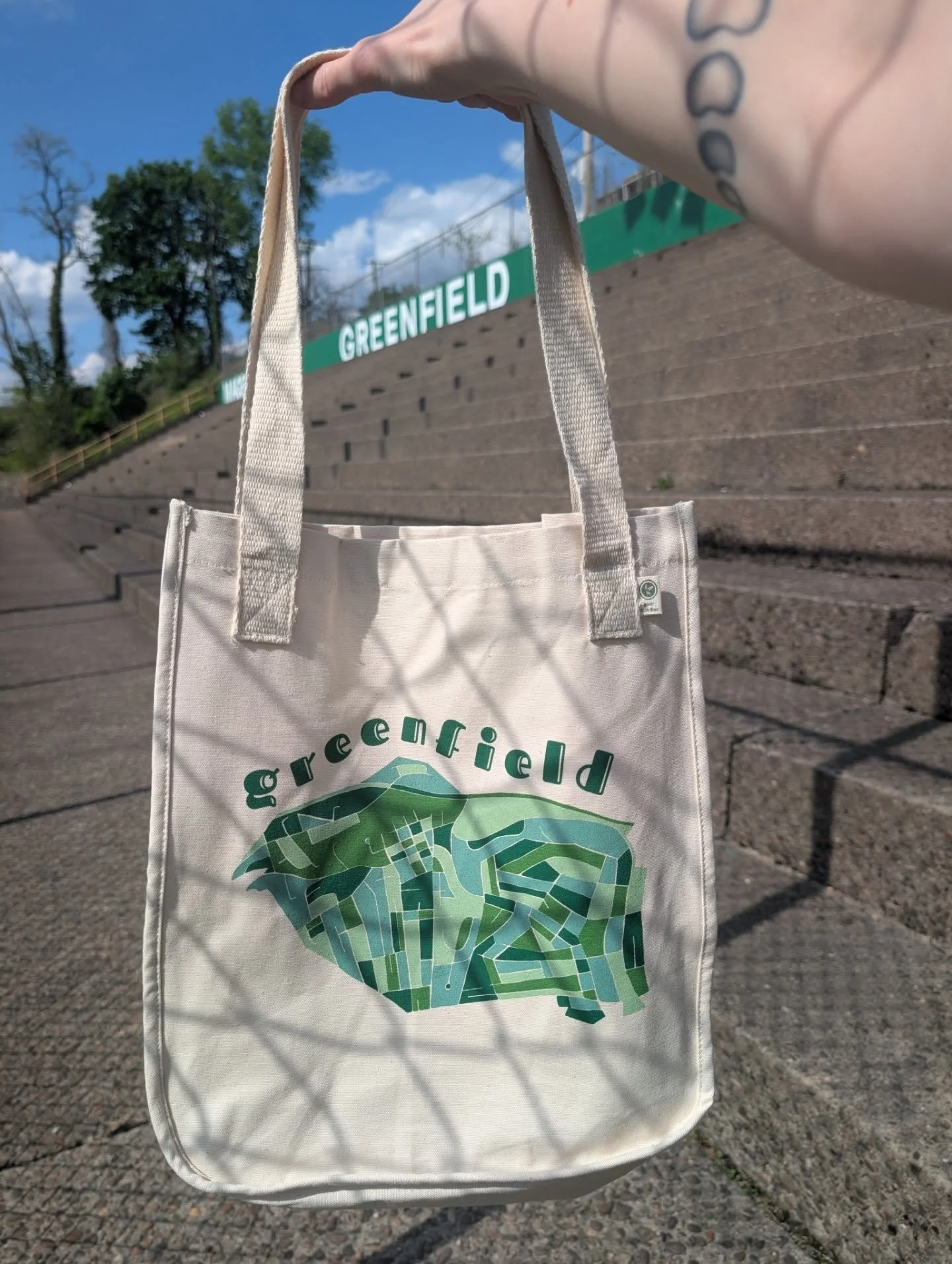 the moment you've all been waiting for! my hand painted Greenfield map design is now available in tote bags!! I'll be selling these at the @greenhousecooppgh block party next month, but DM me if you can't wait that long 🤭

things to note about these