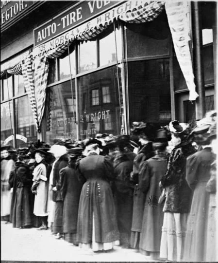 Women lining up to vote