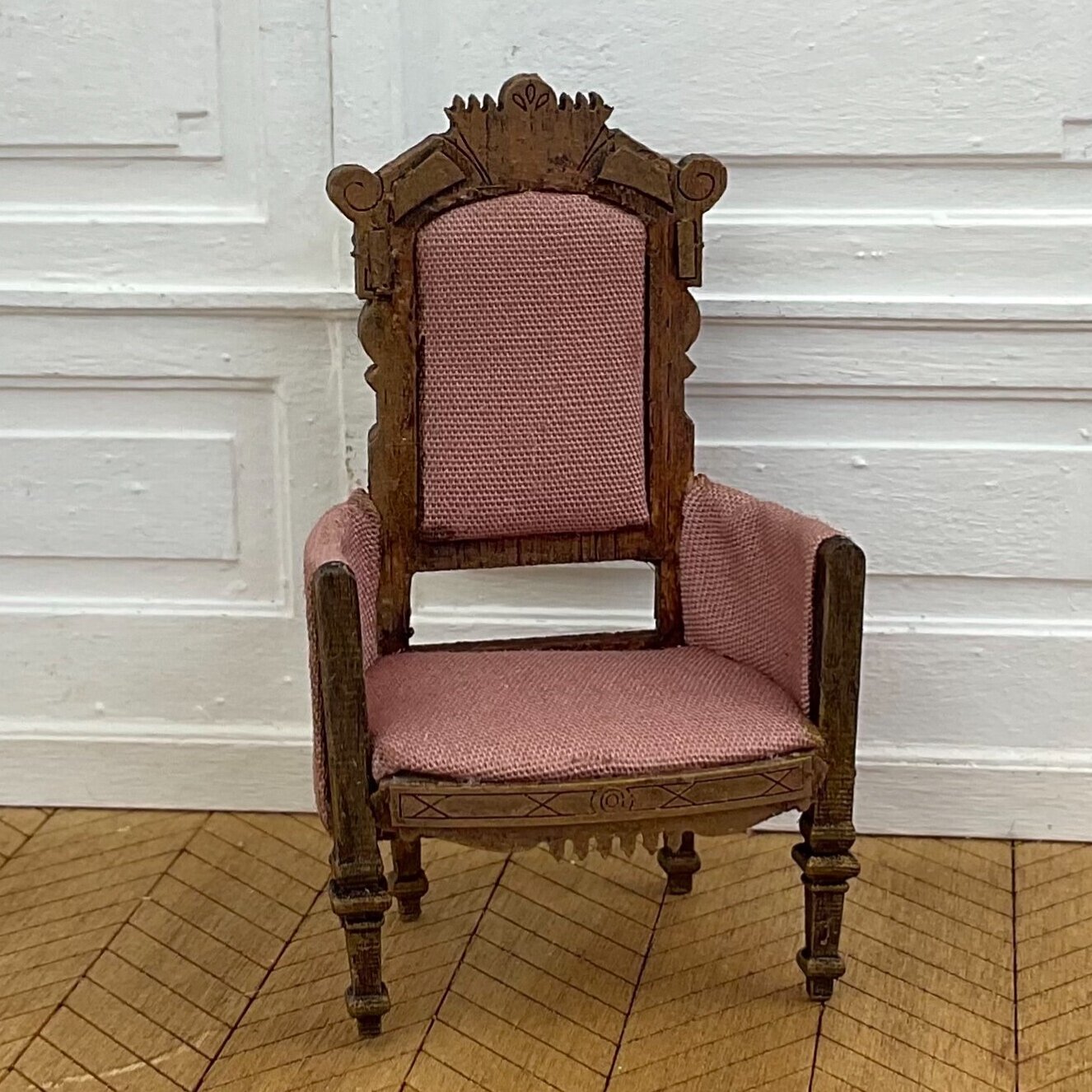 1:24 Victoria arm chair