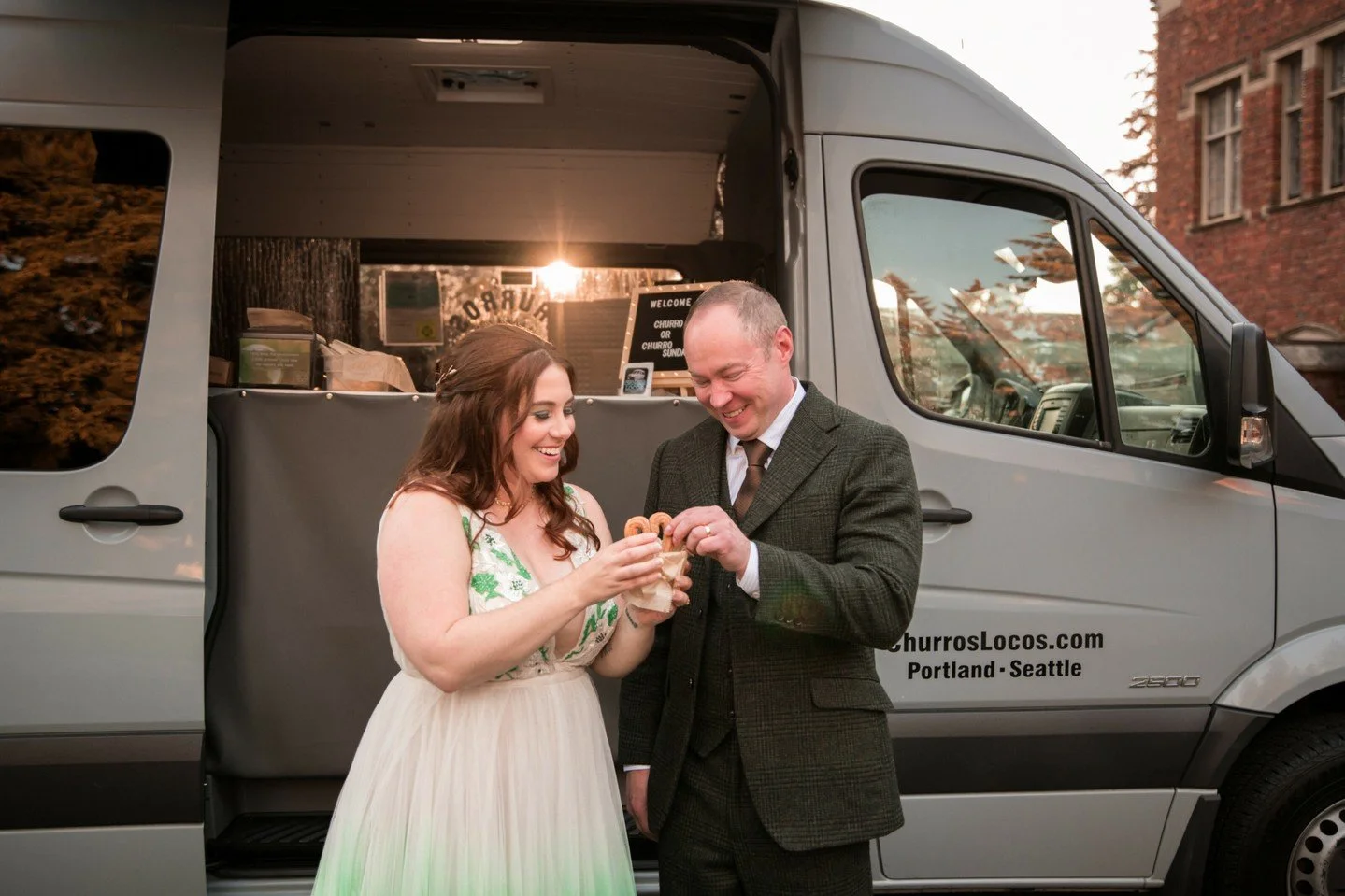 Traditional cake? Cute. But a churro + ice cream truck? ICONIC. 🚚🍦✨ Your guests will never forget the night they dipped, scooped, and snacked their way through your wedding! 😋

Venue: @thornewood.castle 
Photography: @jordansylviaphoto 
Catering: 