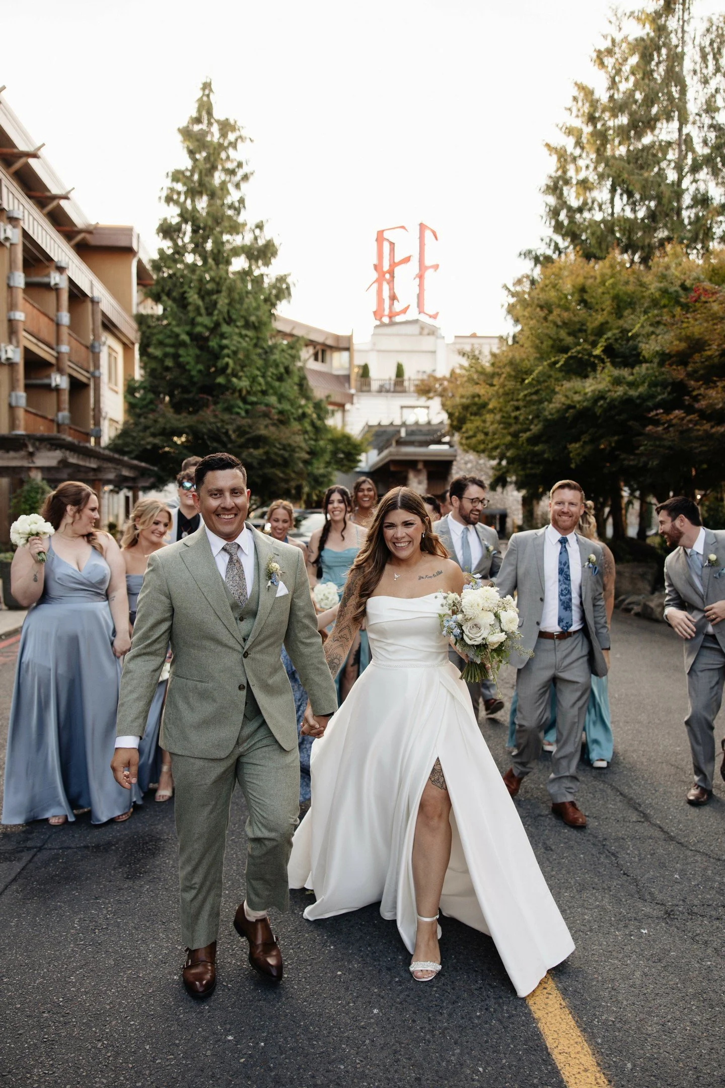 When I tell you this crew knows how to PARTY &mdash; I mean it! Such an incredible group of friends and a truly unforgettable night. ✨🎉

Venue &amp; Catering: @edgewaterhotelweddings
Photography: @madyandtylerphoto 
Florals: @moonflowerdesignco
Dess