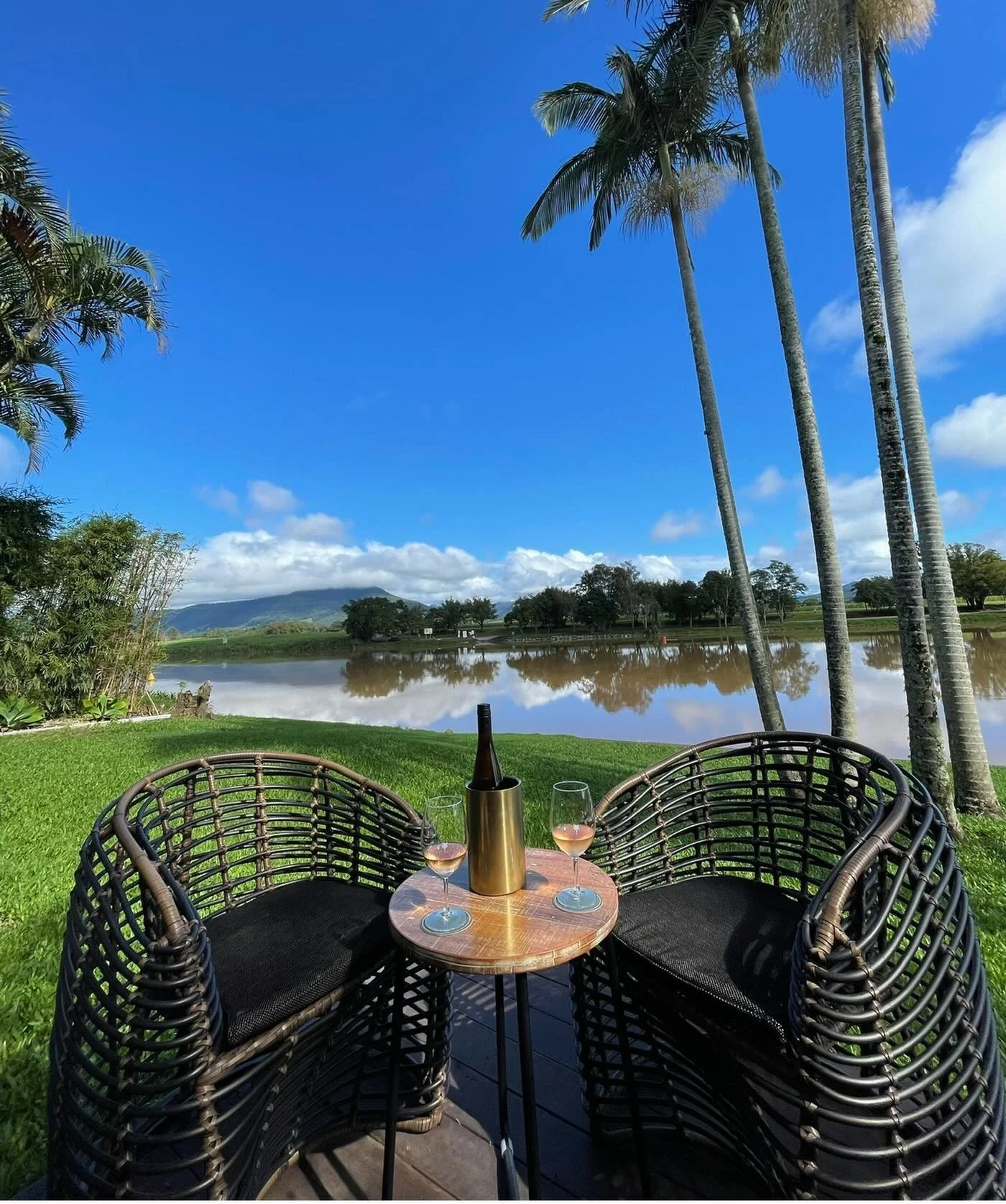 Enjoy your favourite 🍹 at the riverside Lawn Bar