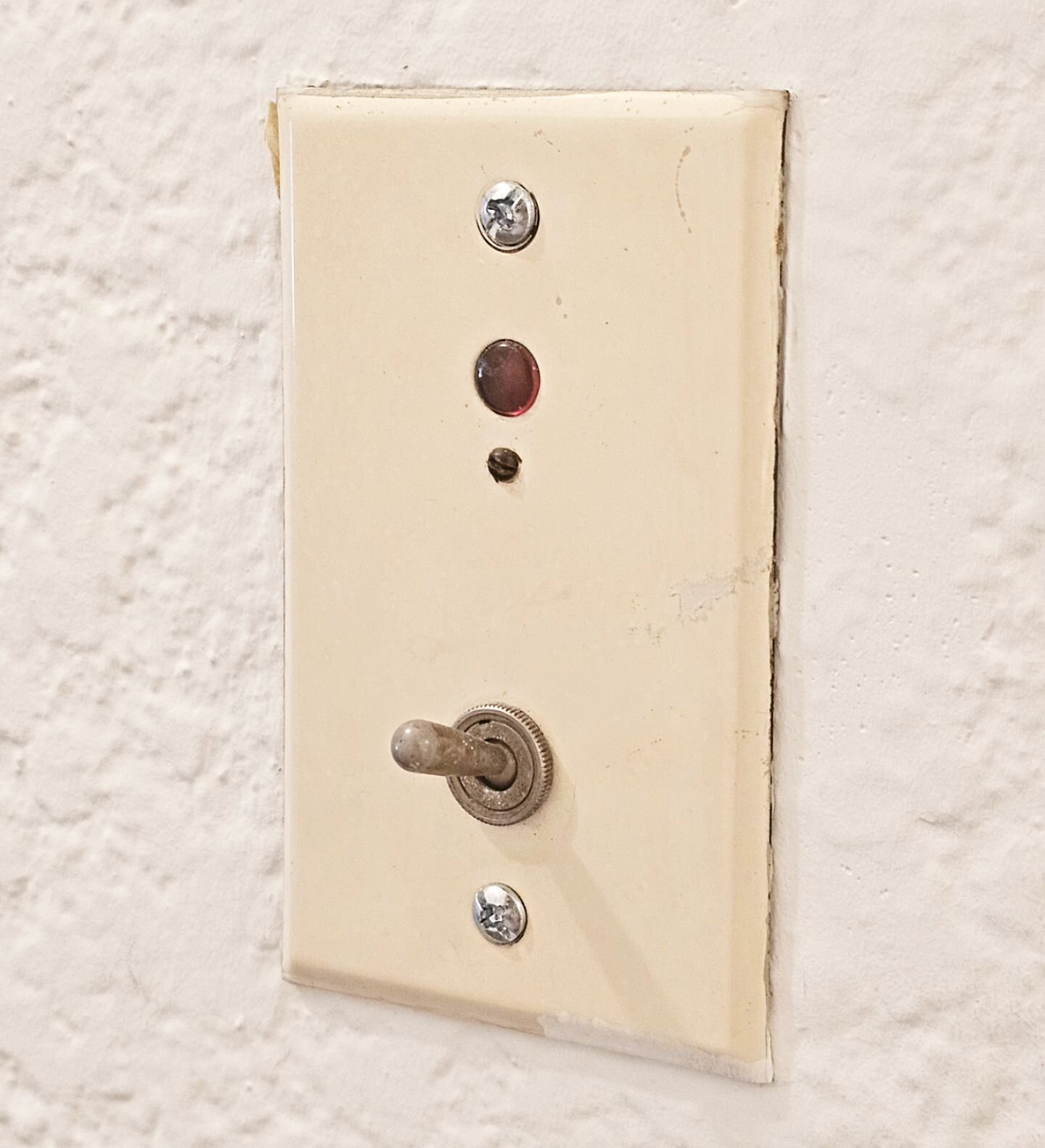 As a former #realestateappraiser, a former full-time #realestatephotographer for several years, and current homeowner of not one, not two, but three houses (yay), I STILL CAN'T FIGURE OUT what this switch is for in my own house next to my own bedroom