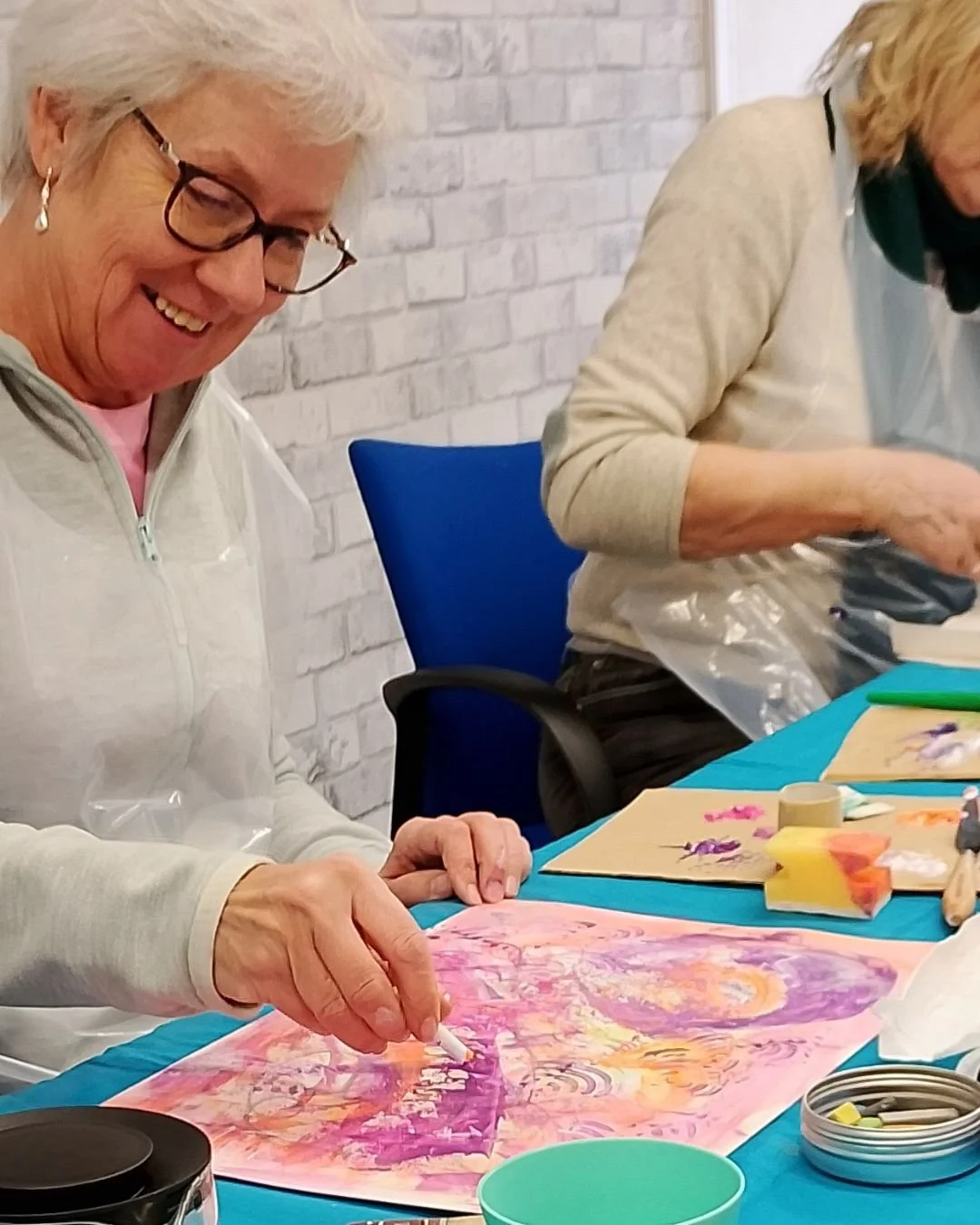 Relax with Abstract Painting - Book your place online at www.hannahsmithstudioworks.co.uk/workshops 🎨

&pound;30 for 90 minute session, all materials provided.

🗓️ Friday 17th April 2026 (more dates &amp; times online)
🕚 10.30am - 12noon OR 1pm - 