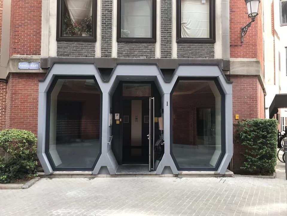 8 hoekige ramen en deur te Antwerpen