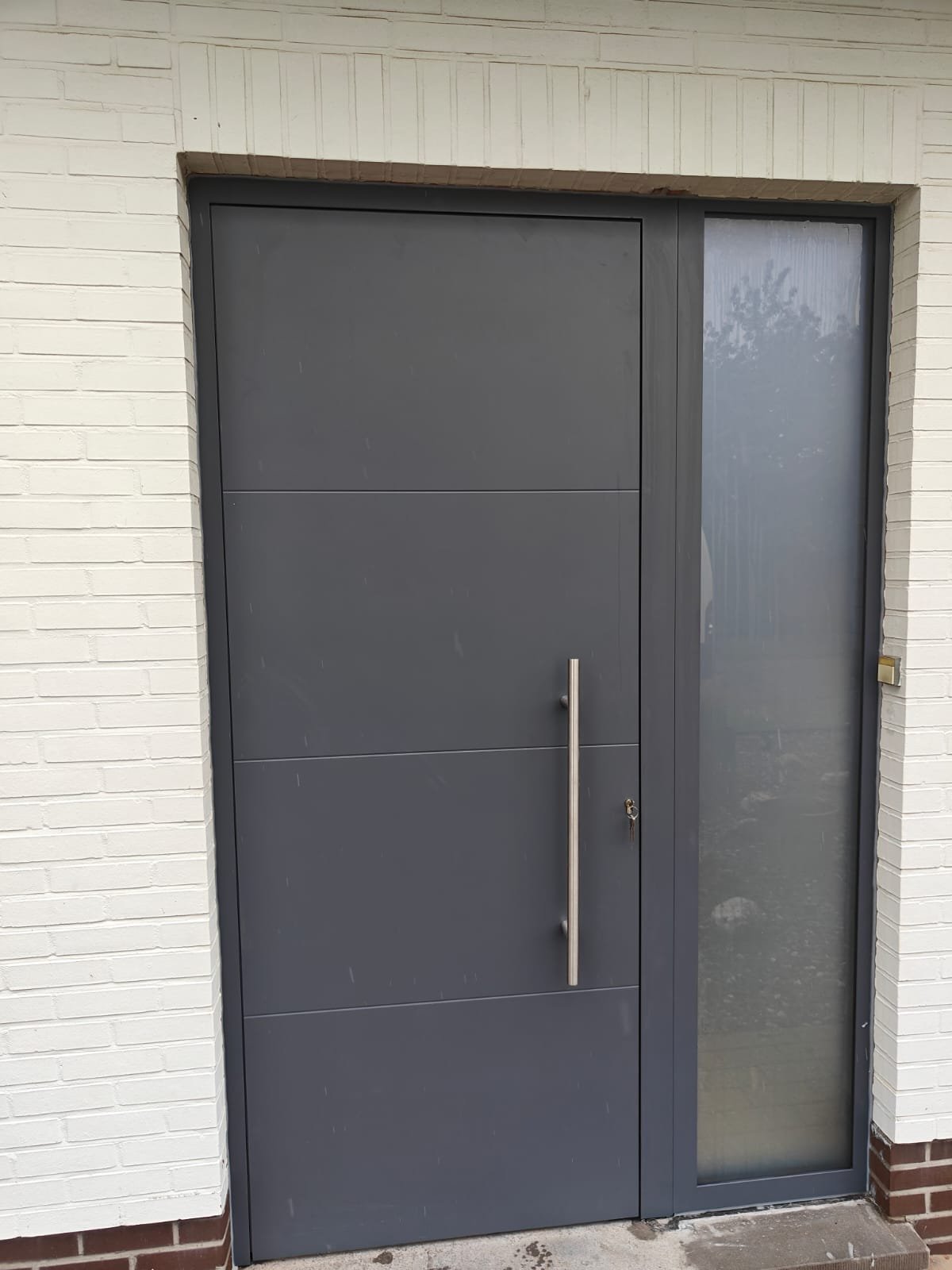 Houten deur vervangen door alu-Deceuninck deur met vleugeloverdekkend paneel te Zwijndrecht