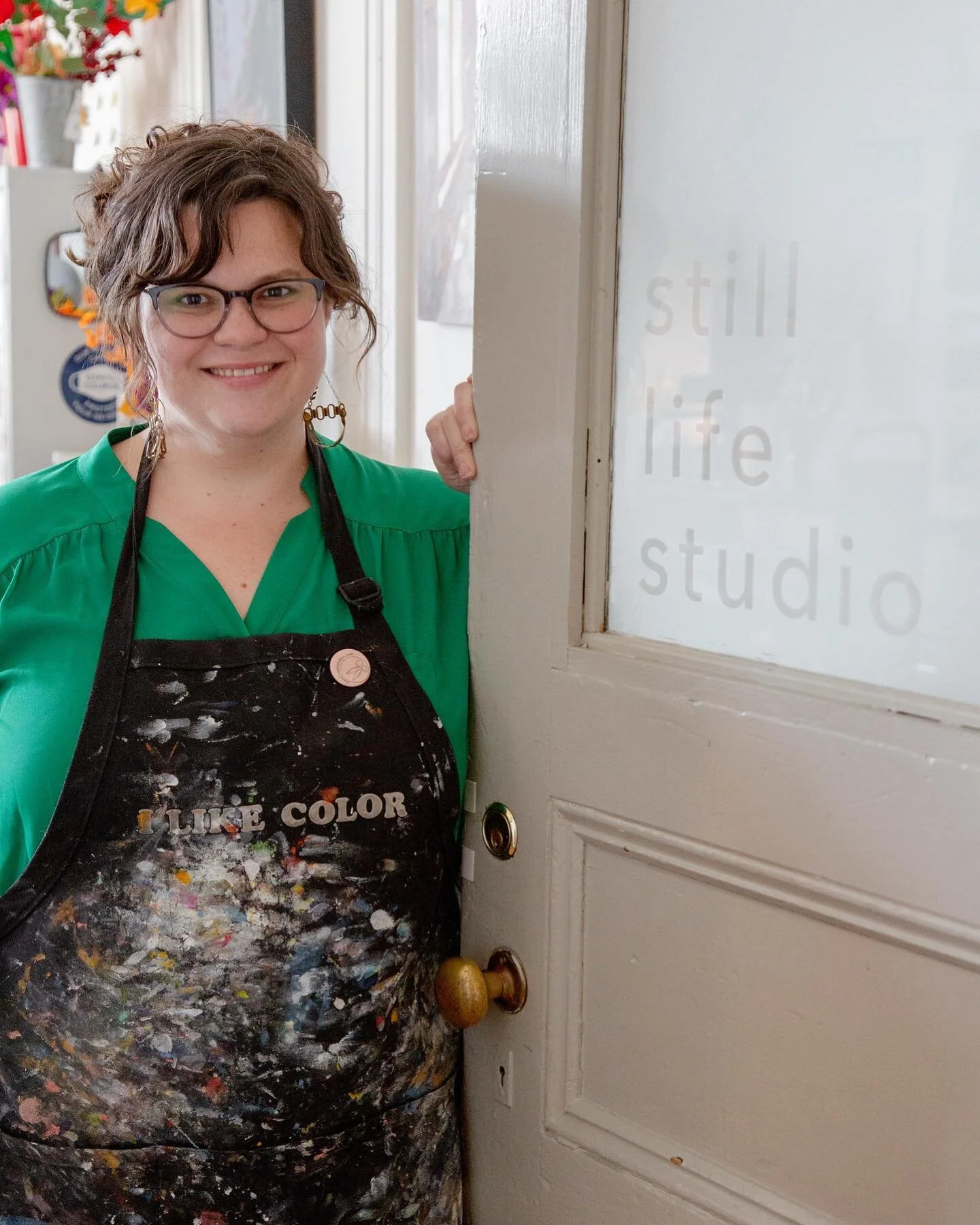 This is me! (Adria). Welcoming you into my studio. If you ever want to talk about painting lessons or what I offer, please reach out. I'd love to meet you! 👋
#studioview #artistintroduction #hi #painting #artstudio #adriamoynihanrusk #welcome 
📷