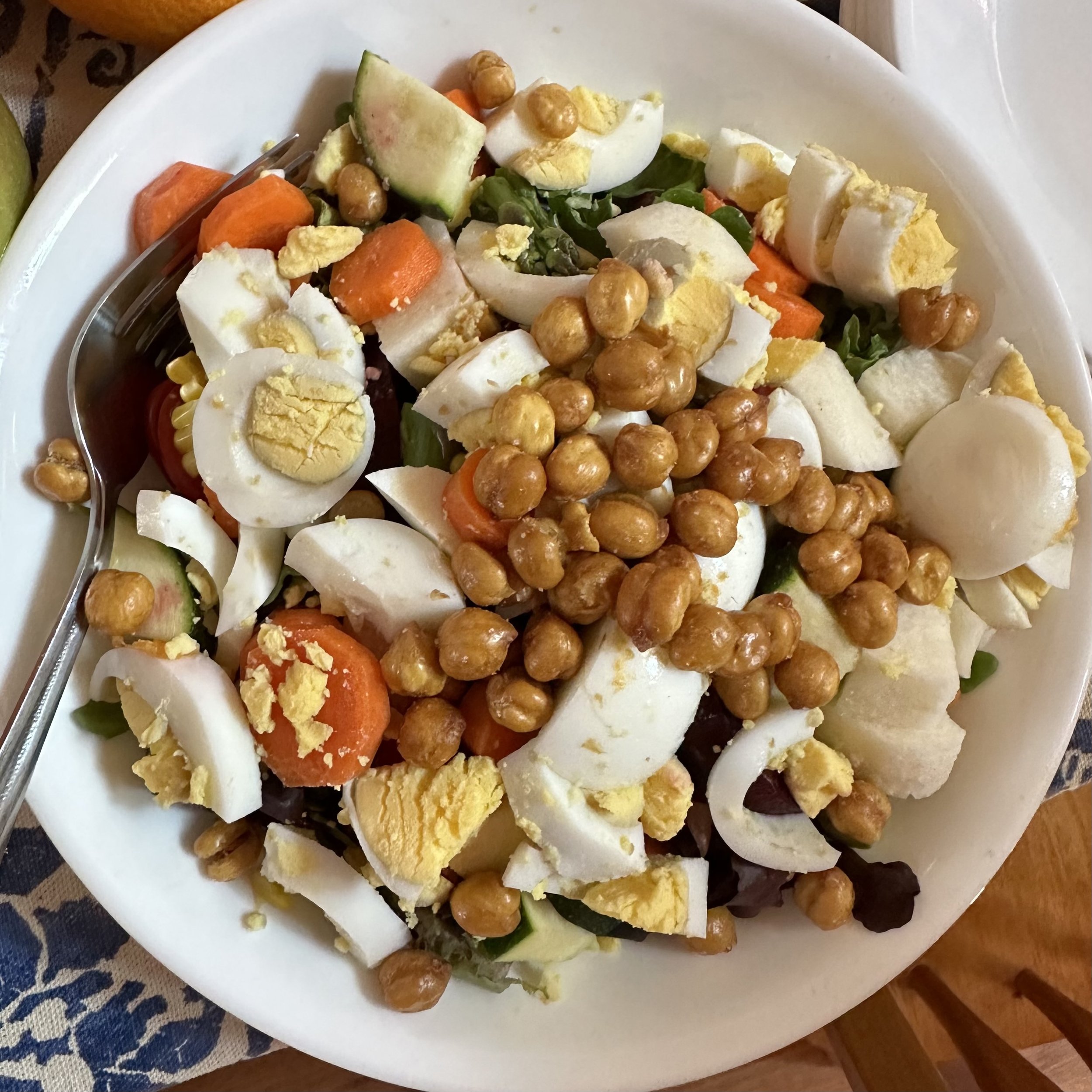 Salad with egg and roasted chick peas