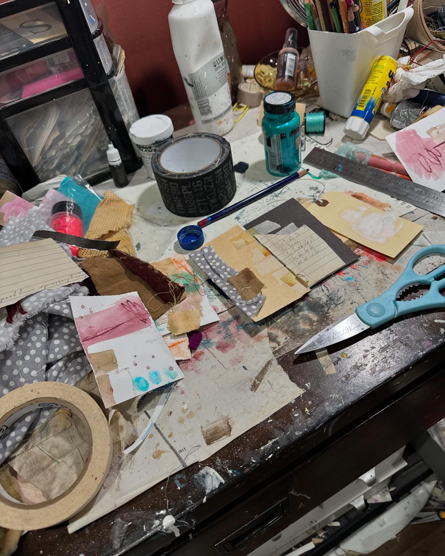 The reality of my life is no matter how I try to clean up. It only takes a few minutes to get it messy. 

What&rsquo;s your workspace looking like? Go ahead snap a pic and tag me cause I wanna see. 

#artist #artspace #mixedmedia #artstudio #hotmesse