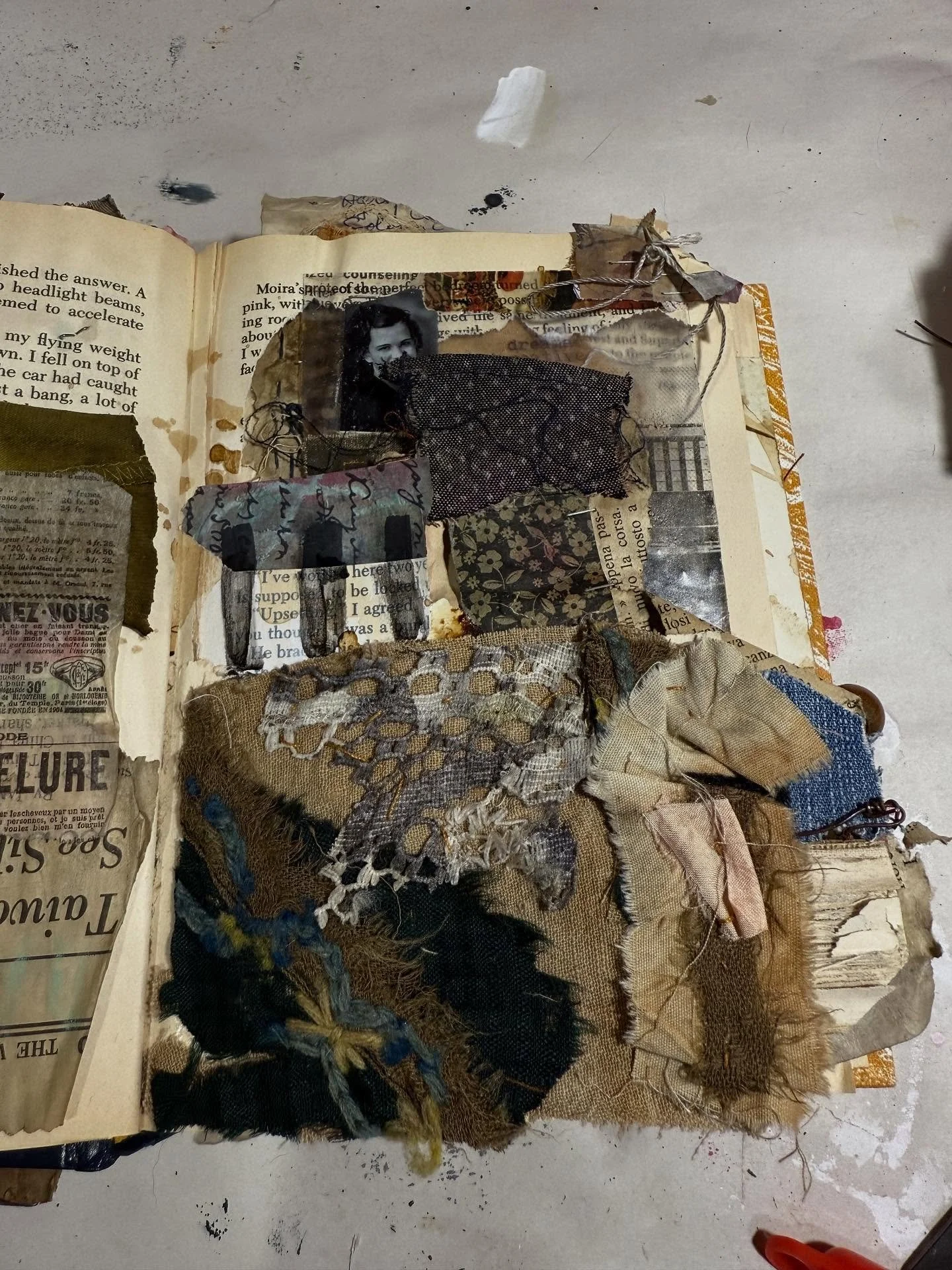 The layers of love places in this altered book journal. This was a demo from my workshop this past weekend @2katstudios 

Happy Friday! What are you doing this weekend? 

#artjournal #journaling #alteredbook #bookart #multimedia #mixedmedia #journali