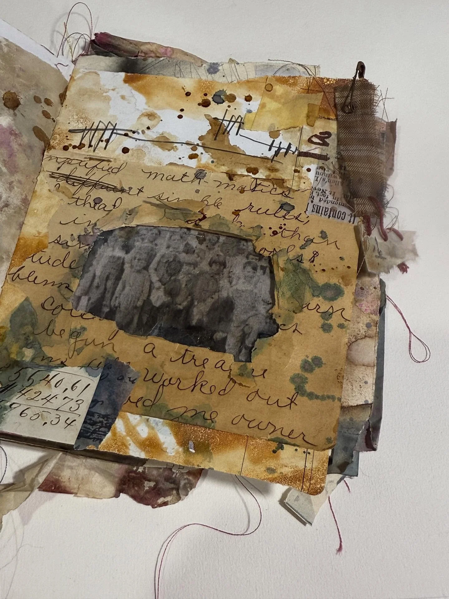 I enjoyed creating this window page for @theuglyartclub tutorial this month. If you are a subscriber go check it out I also provided a printable. 

#artjournal #journaling #artworkshop #onlineartclub #collage #handadebook #bookart