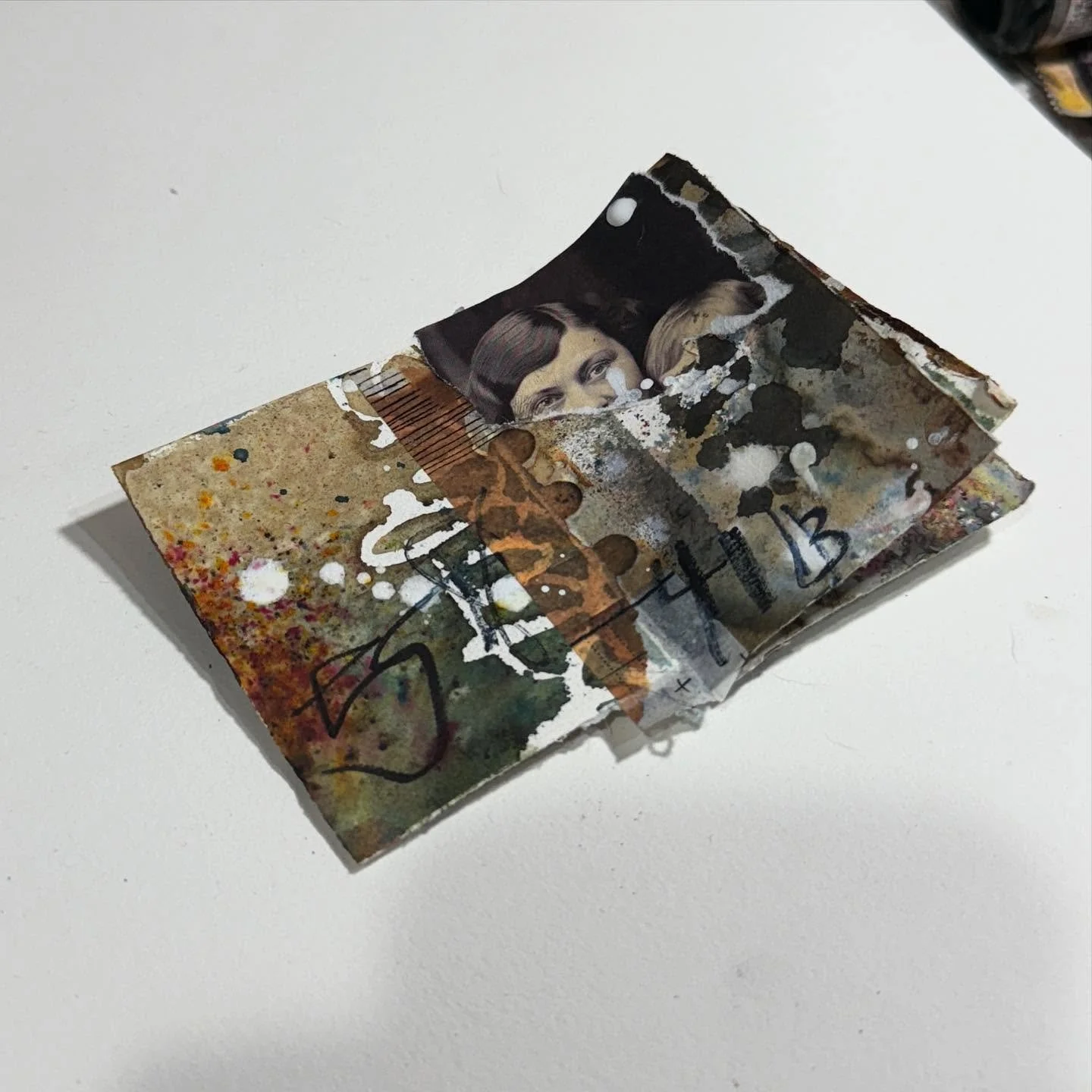 The tender moments of giving yourself 3-5 mins to just show up. No agenda. No lesson just you and the journal. 

#artjournal #visualdiary #artistlife #collage #makersgonnamake