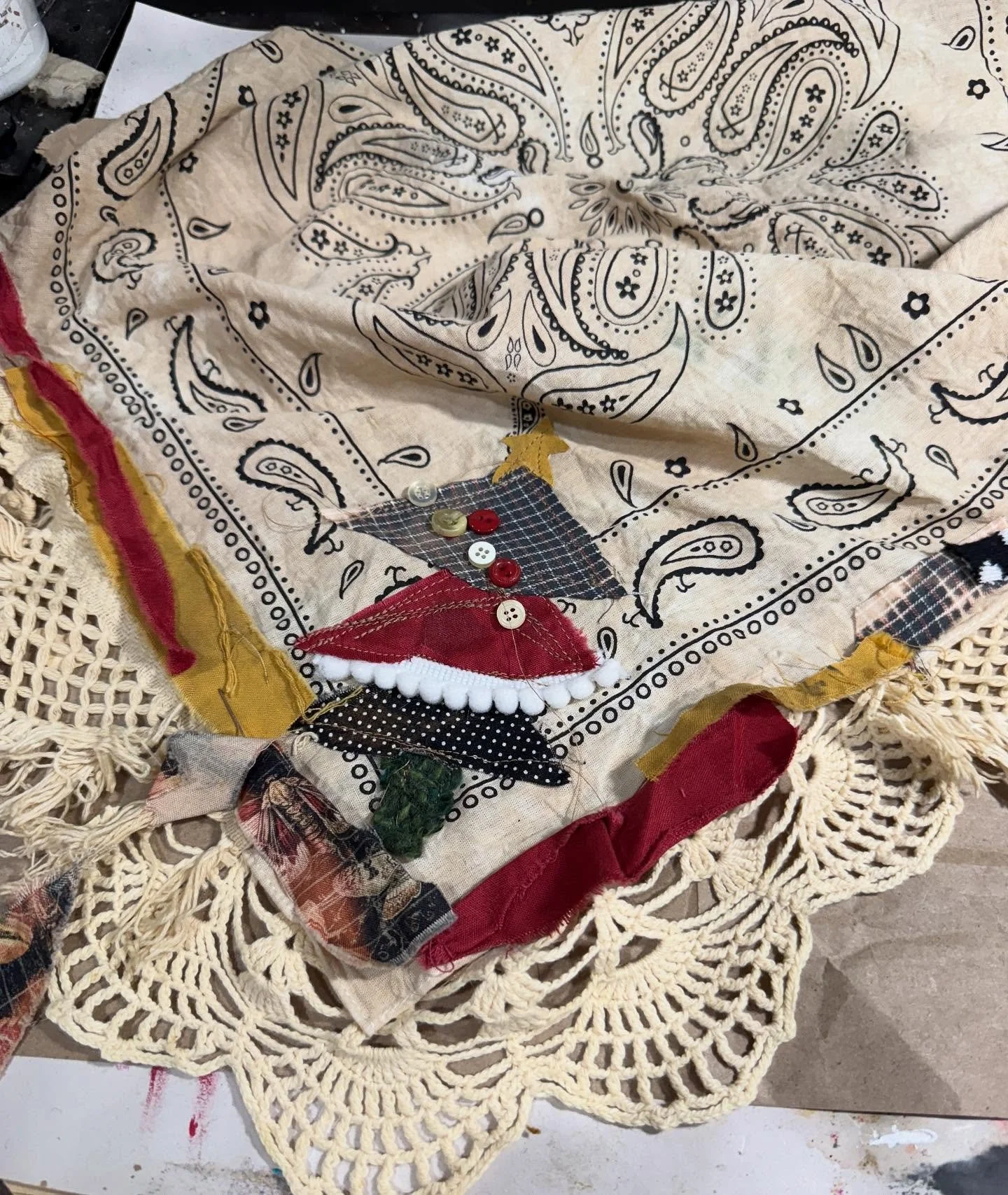 We had the most amazing time today with so many makers on zoom! Making and laughing and storytelling all rolled into one! 

Thank you to those who joined us!! 

#artist #artcommunity #makersgonnamake #creativeplay #sharingseason4 #theuglyartclub