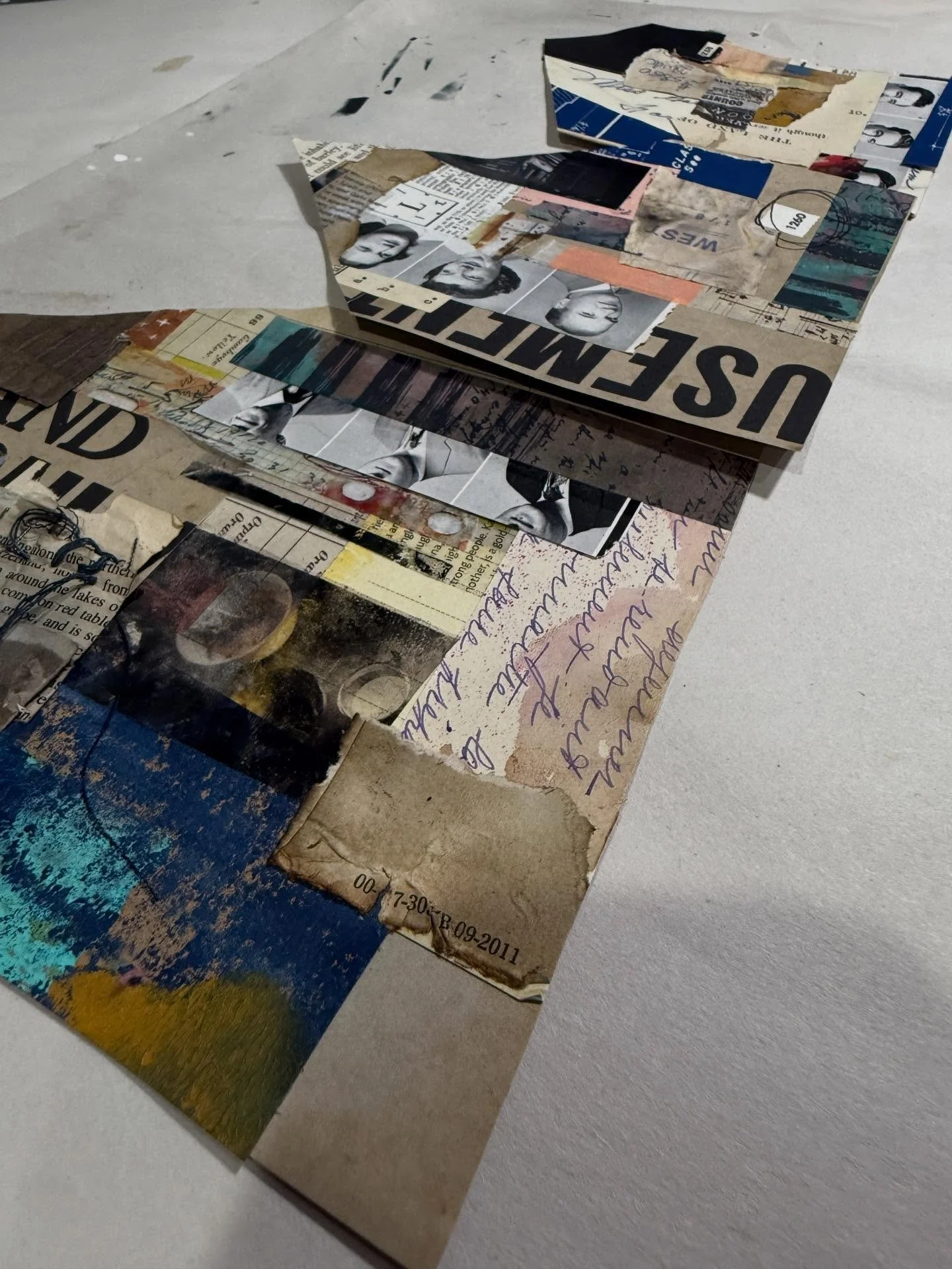 Oh a FUN time was had making a whole neighborhood of wonky collage houses. Today&rsquo;s tutorial is up for @theuglyartclub and this is my take on our prompt &ldquo;structure&rdquo;. 

‼️You might just become addicted like me🤪

#tuacstructure #artco