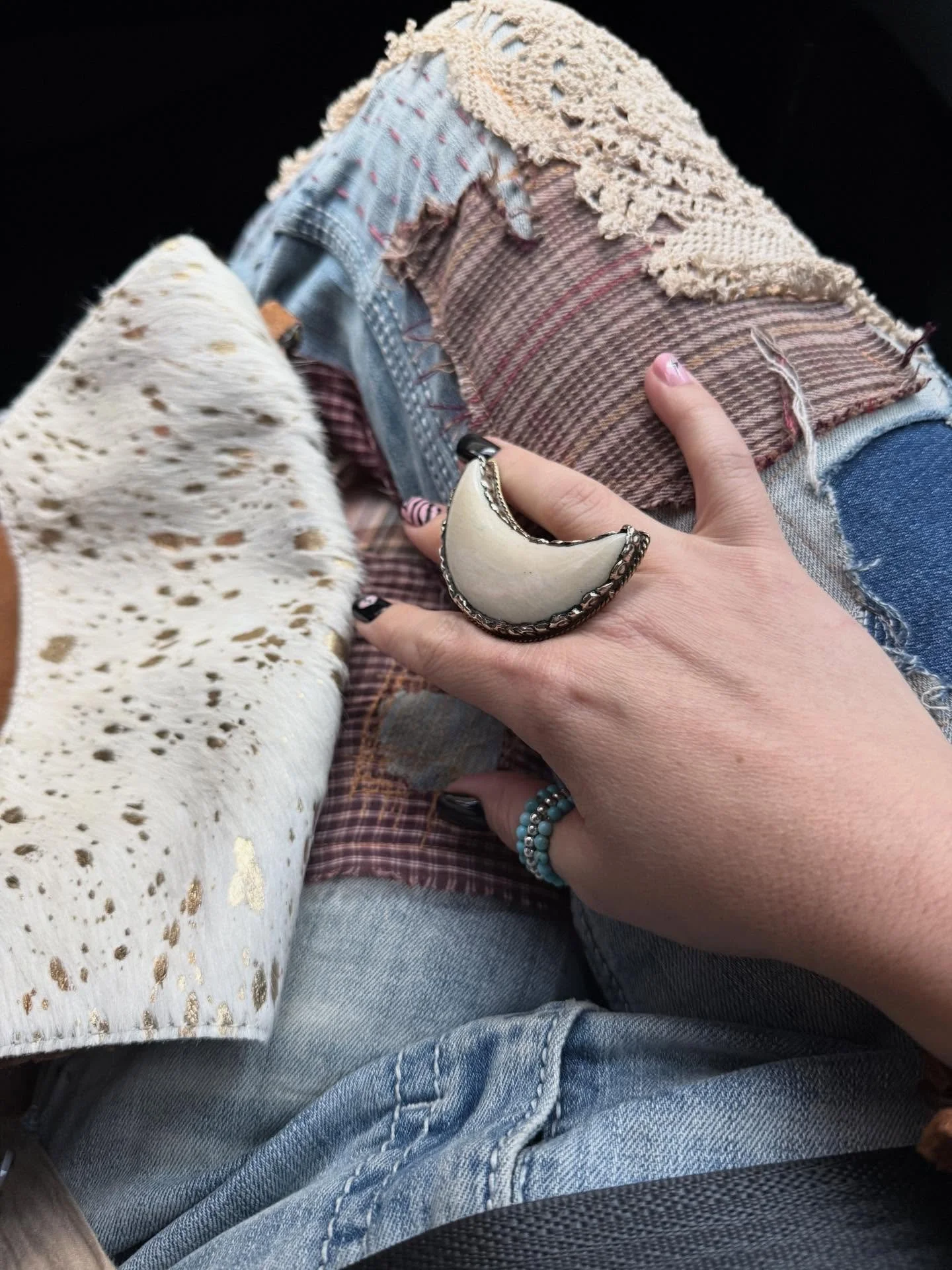 When you look down and realize your outfit is art. 💗💗

#wearableart #upcyclefashion #recycledfashion #slowstitch #sustainablefashion
