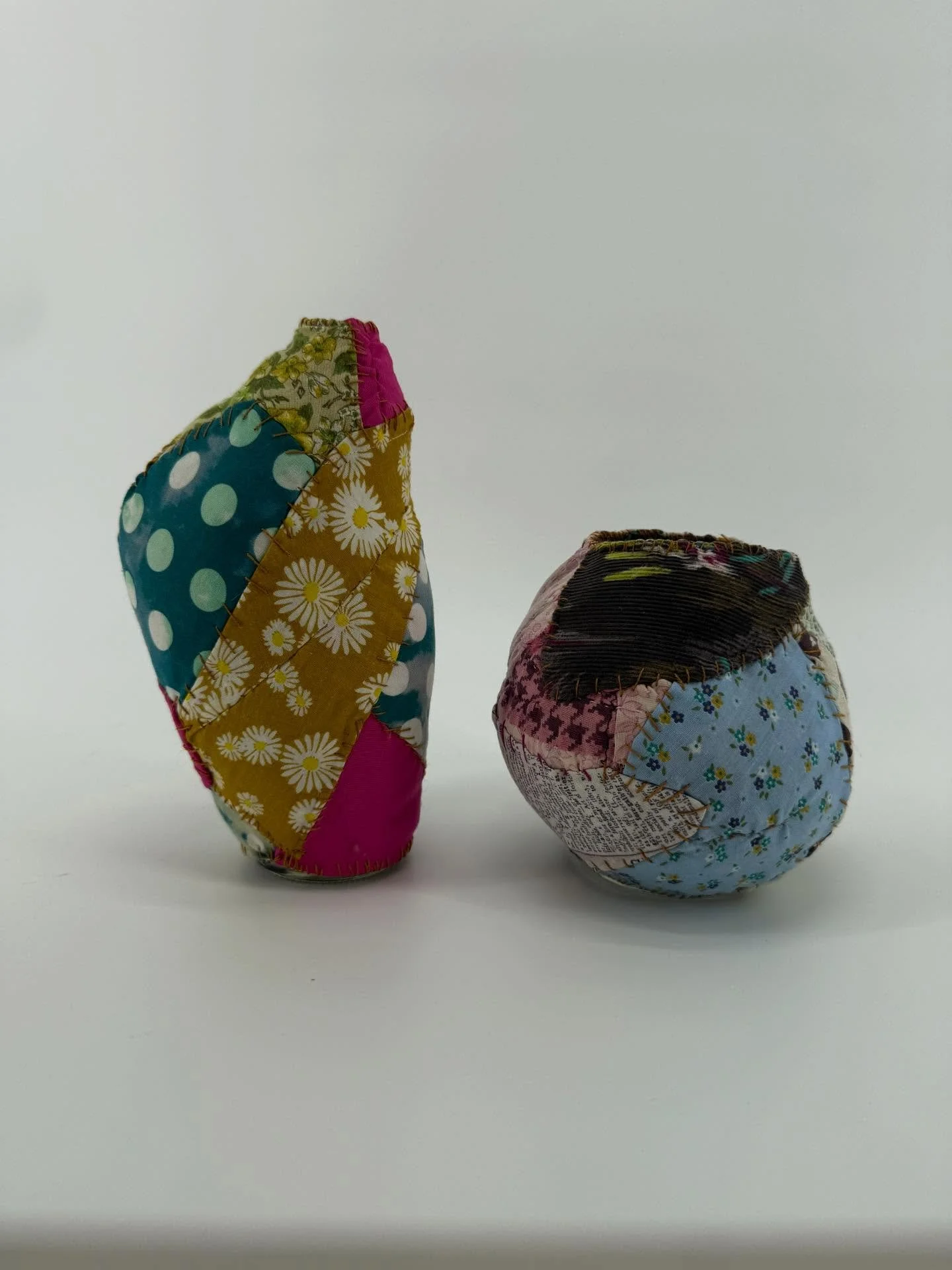 I am in love with these beautiful vases I made from @heidi.parkes fabric vase workshop. 

#hpvases #quilted #fabricvessel #artist #textile