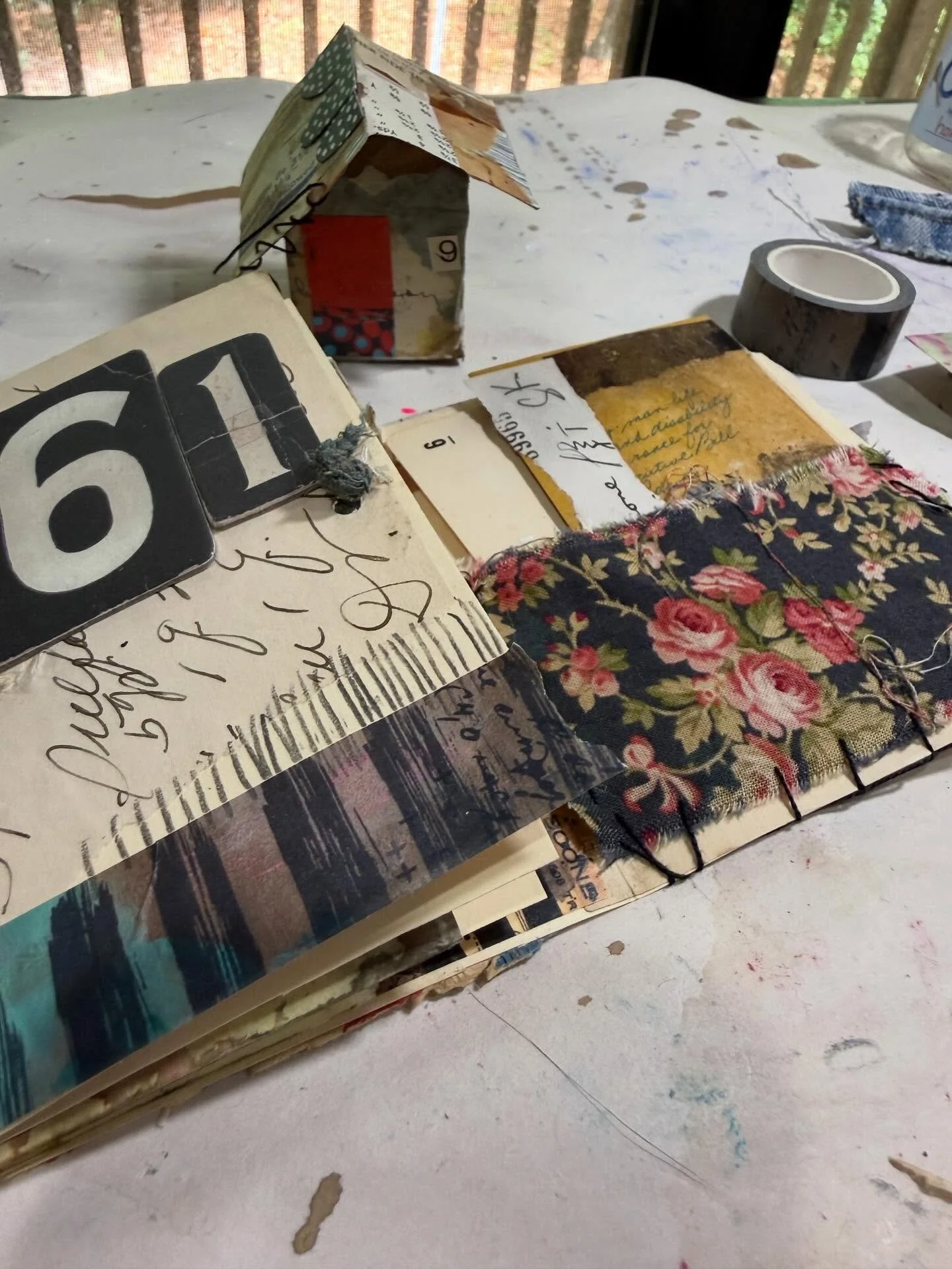 A little view of our play date happening today!! 

Love my house from @deedeecatron Demo. 

Here come @alteredstatesstudio bringing us home. 

#artcommunity #artistplaydate #markmaking #paperartwork