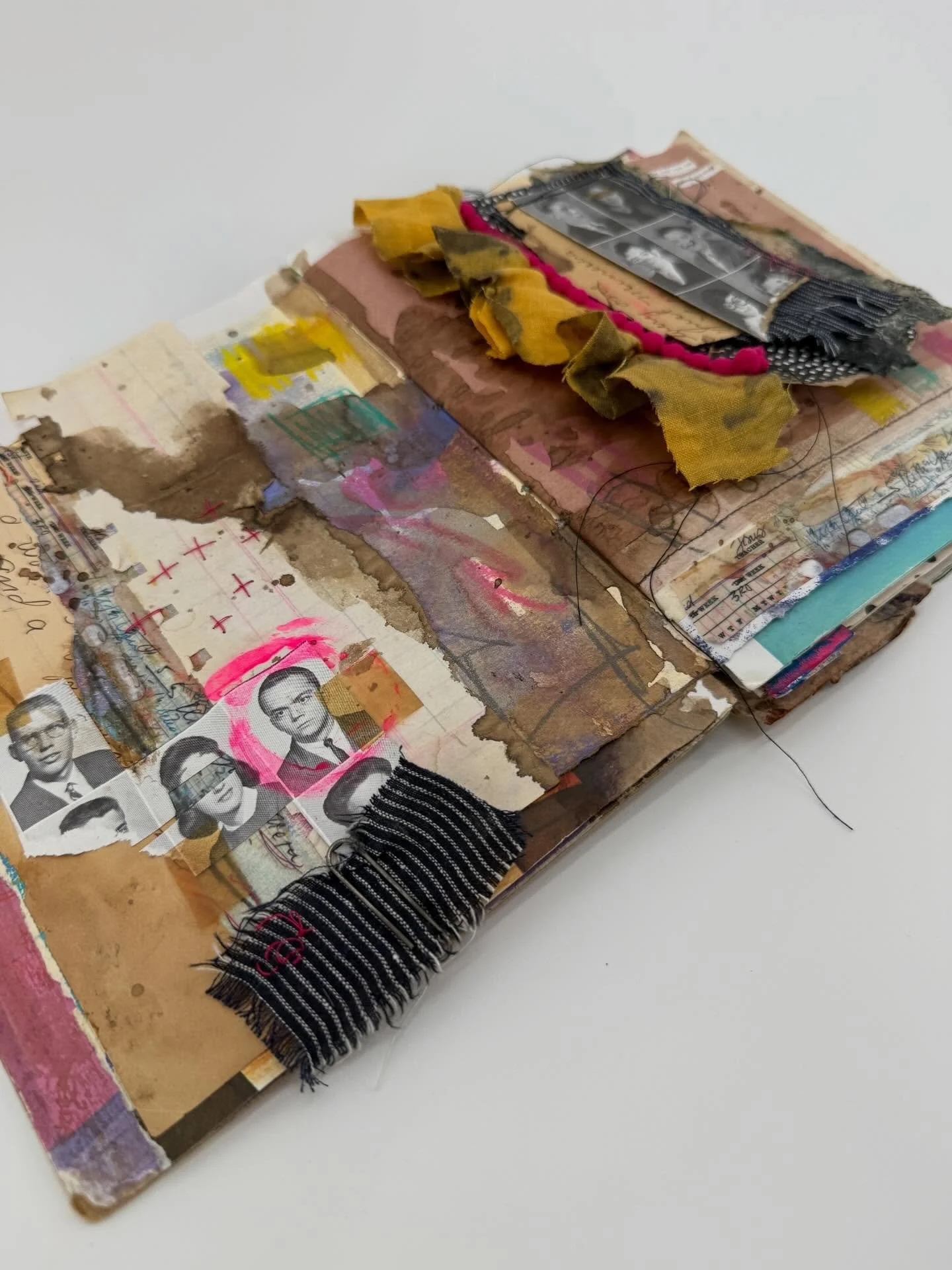 Have you secured your FREE seat in Mastering Mixed Media Expo?? It kicks off May 1st and trust me you don&rsquo;t wanna miss it. 

I&rsquo;m guiding you through playing with layers 💗💗

Grab your seat in the 🔗 

#artjournal #onlineworkshop #collage