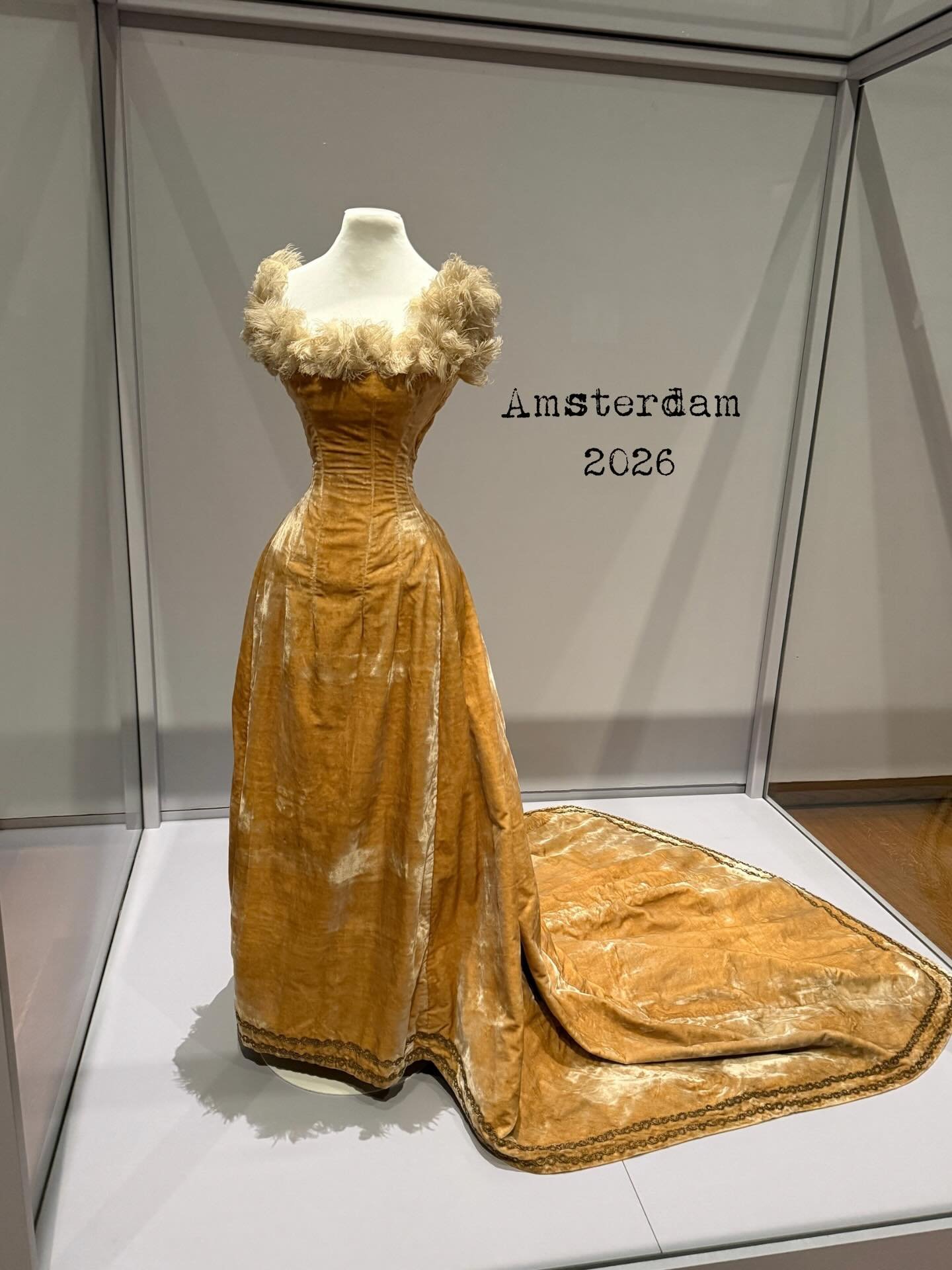 The magical moment of gathering with creatives. It never gets old! The magic of connection and the love of art. I am having the most amazing time in Amsterdam. We did the Van Gogh museum tour today. Wow!!! What do you think of my new hat 💗💗💗

Shou