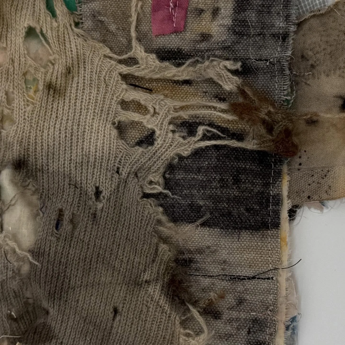 A little sneak peek of what&rsquo;s coming for tomorrow&rsquo;s @theuglyartclub tutorial&hellip;. Ohhhh yeah!!! 

#textile #artcommunity #onlineartworkshop #textileart #slowstitching