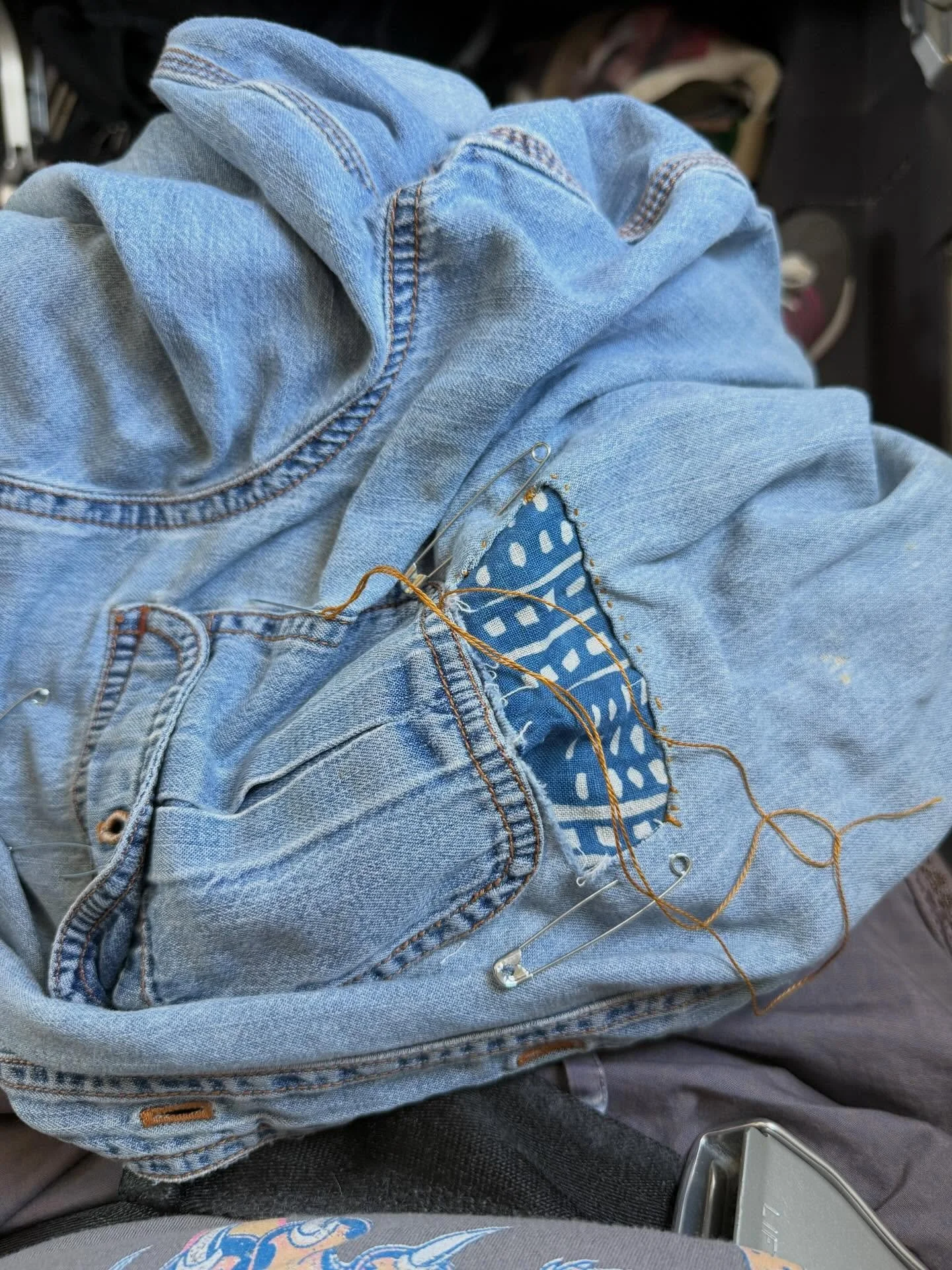 Full circle moment. 🧵✨ This well-loved Levi&rsquo;s shirt is getting a second life thanks to a piece of indigo fabric I made years ago at a @sacredmakers workshop.
It feels incredibly fitting to be sitting here stitching this piece together as I mak