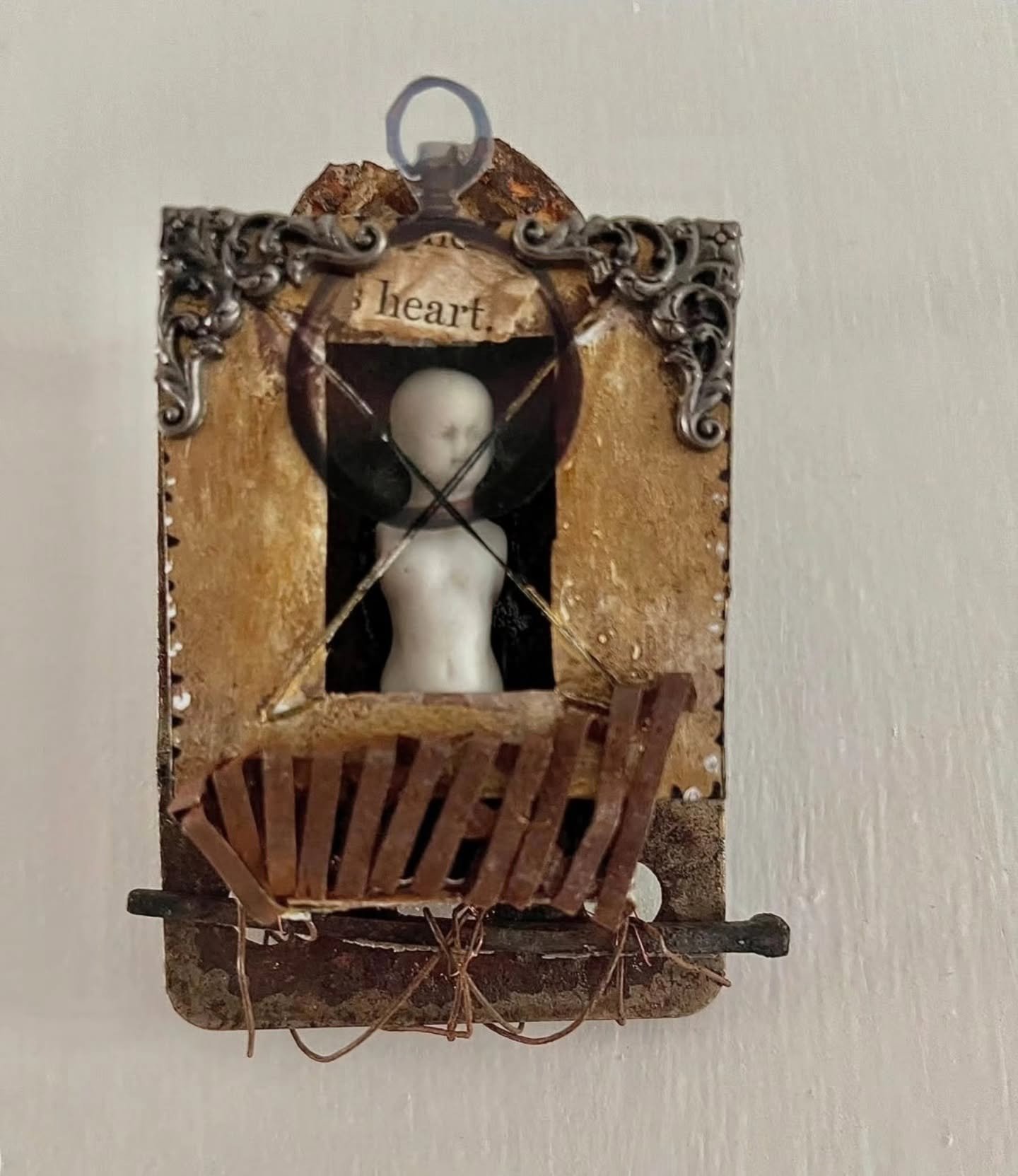 LOVING this piece posted by Christine (@miss_tilly_2) for #tuacMended - more more more! Stunning!
#assemblageart #theuglyartclub #artclub #artchallenge