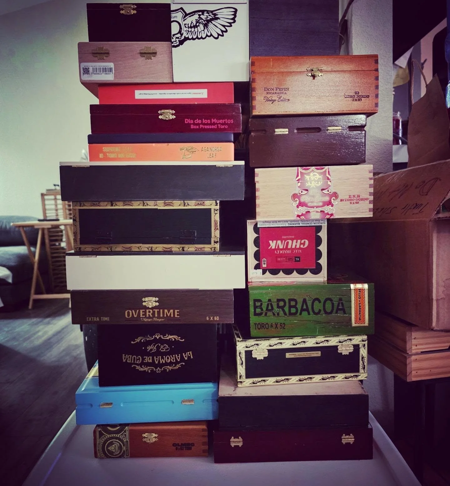 #tuacDreamState - a new to me stack of cigar boxes! SMOOCH - definitely gets me DREAMing
What puts you in a dream state?
What states your dream? Or dreams your state? 
☆☆☆
#deedeecatron #artsupplies #artistlife #collection