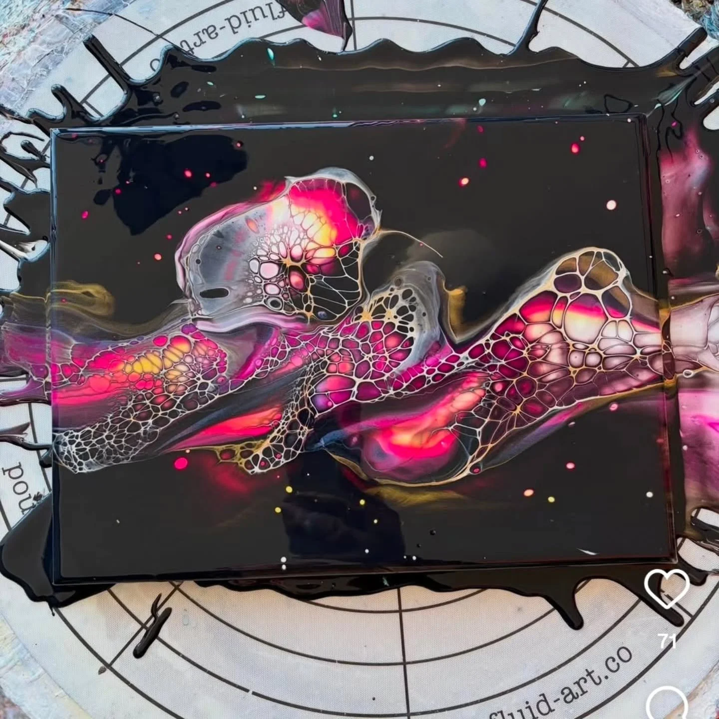 Remember when acrylic pours were ALL the rage? They've still got a pretty heavy art presence &amp; I find them SO dreamy... so i'm sharing this one from @fluidartallday as inspo for #tuacDreamState

What are you dream stating?
☆☆☆
#mixedmediaart #the