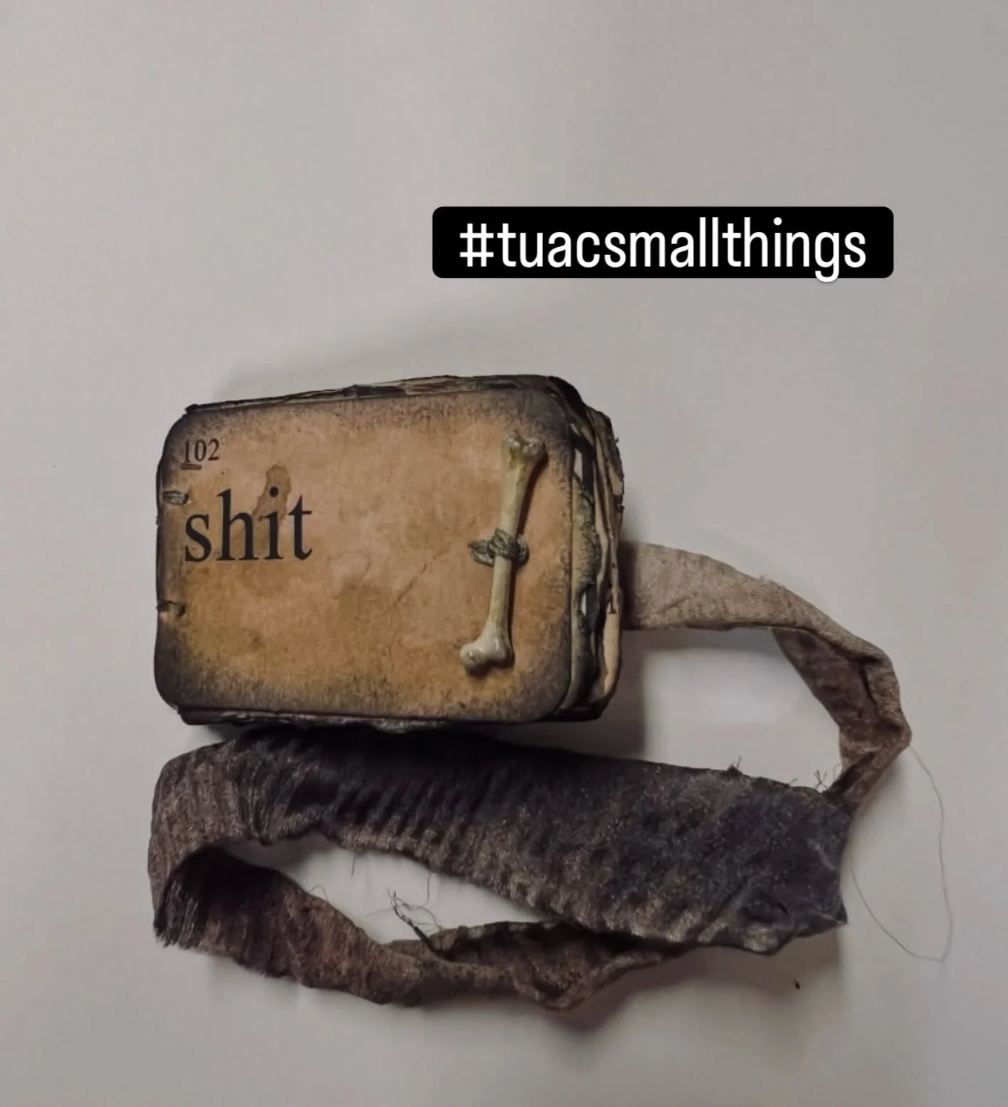 Thanks for sharing @nuthouse73 for sharing&hellip;. We are loving this little cutie. 🫶🏻🖤✨

#handmadebook #copticstitch #worksmall #tuacsmallthings