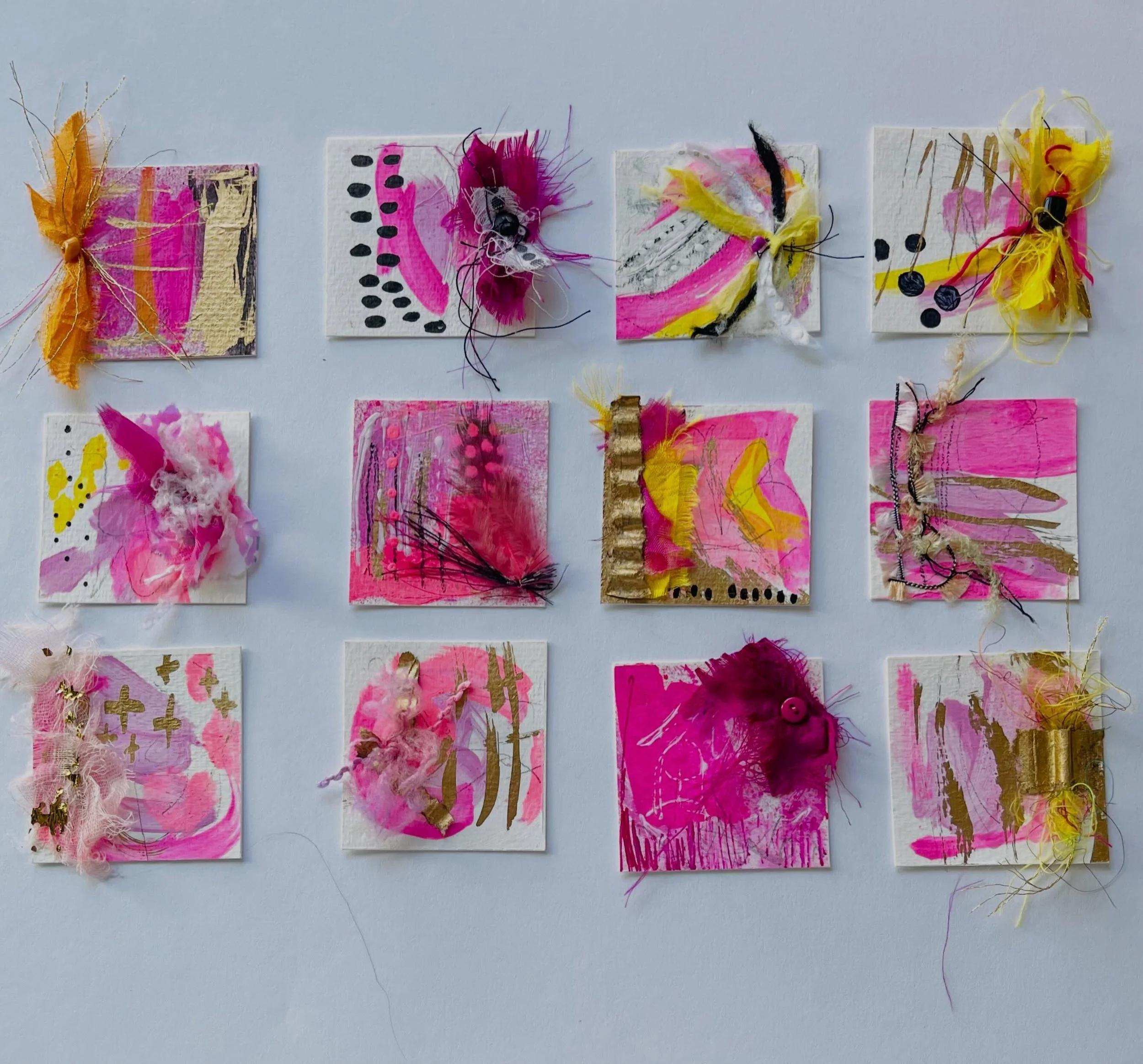Shout out to @miss_tilly_2 for these awesome small things inspired through @deedeecatron take on this months prompt. 

#artistsupportingartist #mixedmedia #smallart #artcommunity