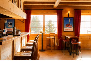 MountainLodge-TheHotel-BarSeating.png