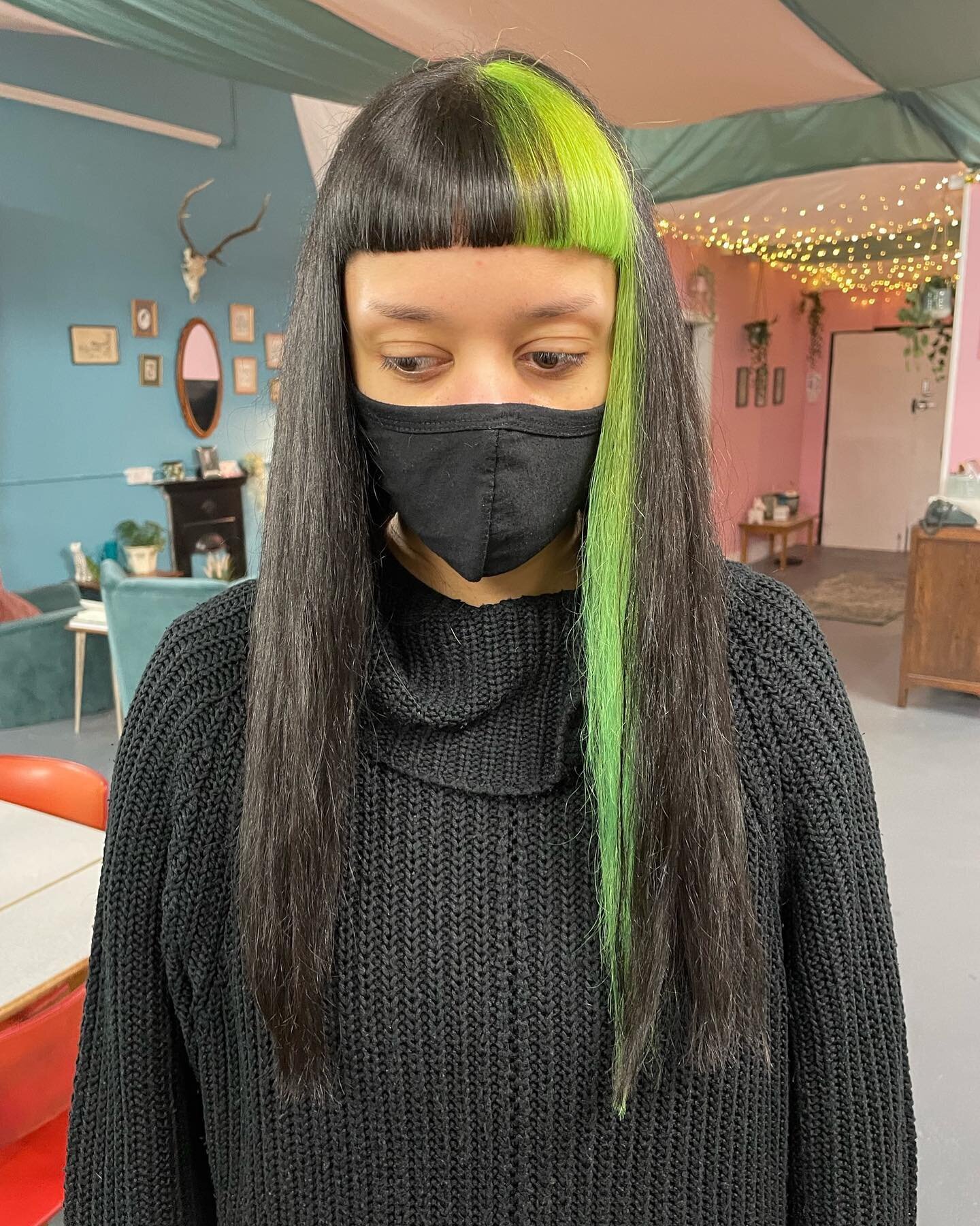 Still can&rsquo;t get over how great this pop of green looks 😍 
.
.
.
.
.
#hair #brighthair #greenhair 
#hair #hairdresser #manchester #hairstylist #haircolourist #haircolor #manchesterhairdresser #haircolourist #hairstylist #wellauk #heartbreakhair