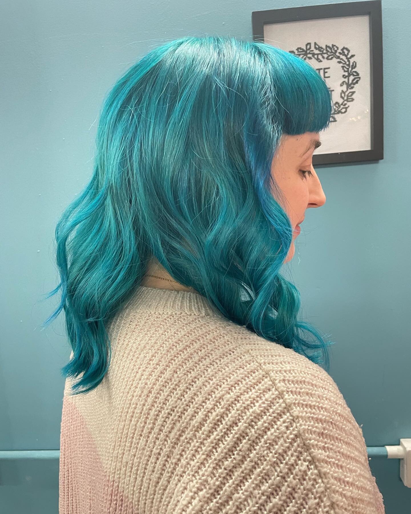 Absolute mermaid vibes 🧜&zwj;♀️ 
.
.
.
.
.
#hair #hairdresser #hairdressing #bluehair #bluehairdontcare #waves #kolestonperfect #crazycolour #colourtouch #wellauk #manchester #hairdressermanchester #manchesterhair #ancoats #heartbreakhairclub #rioth