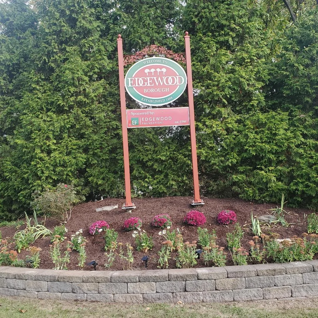The new welcome parkway sign