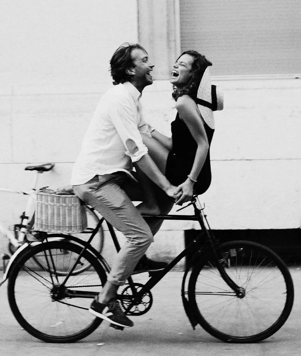 Мужчина скучает по женщине. Любовь никогда не. Мужчина и женщина вместе. Человек который не влюбляется. Человек который не влюбляется.