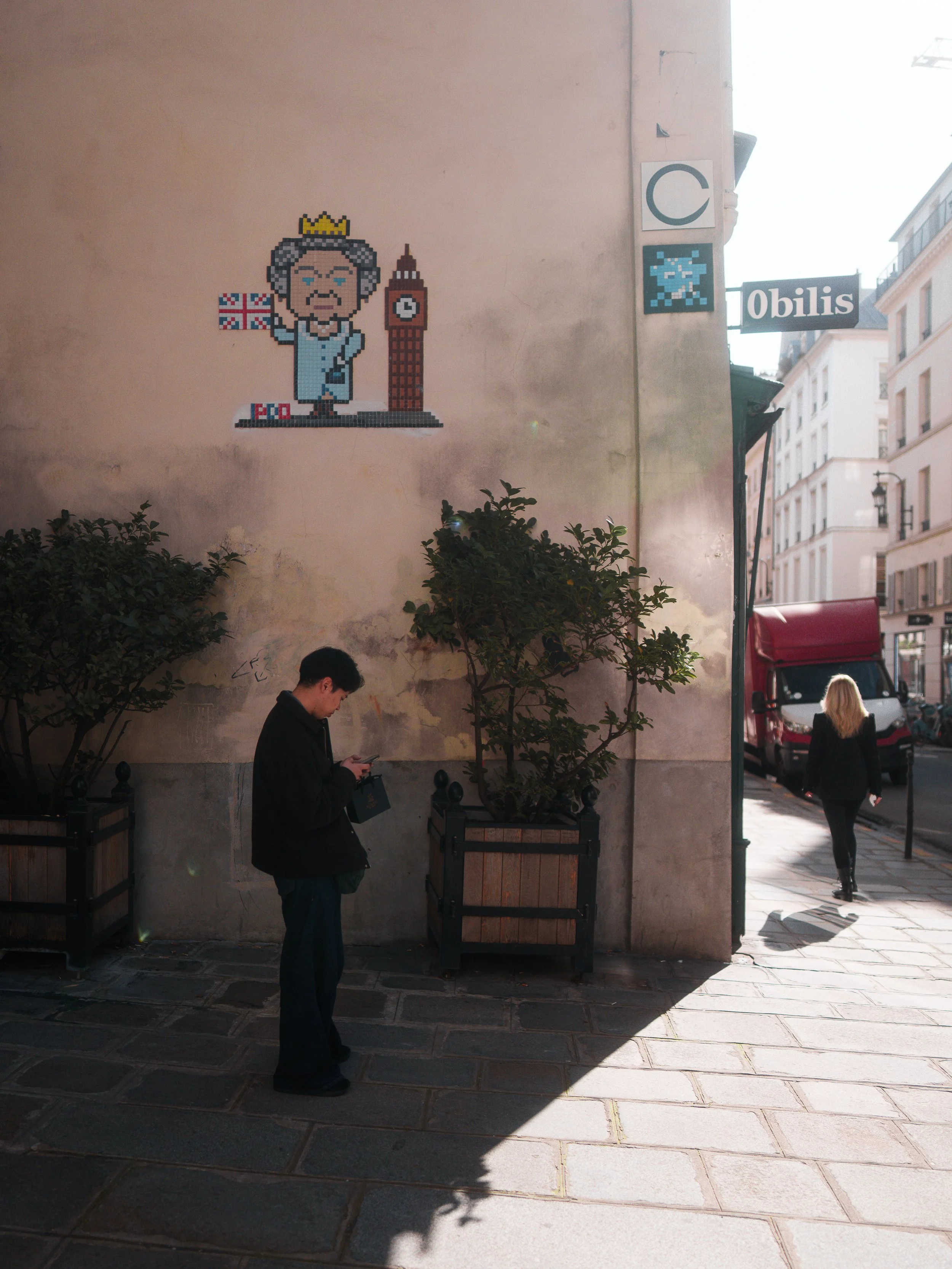 The Queen In France, Paris