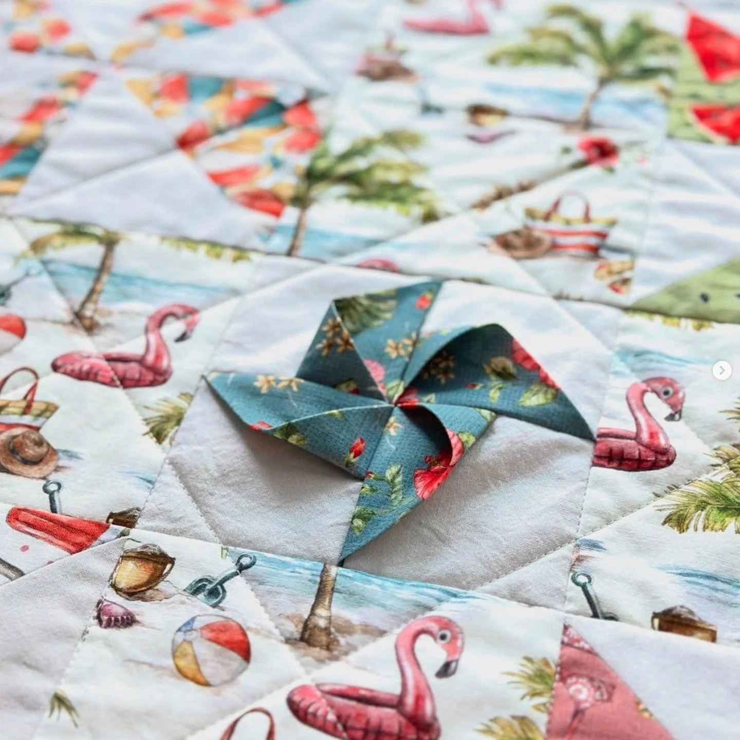 🦩 Vintage Summer fabric collection
Designed by me for @blankquiltingcorp
Pattern: Playing with Pinwheels by @stitchedbystarlight

This stunning quilt was created by Amy Simmonds using my Vintage Summer fabrics, and it truly made my day to see it com