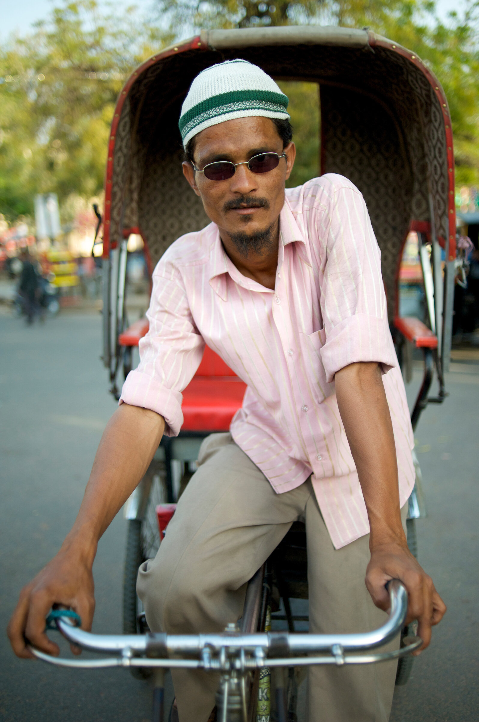  Rickshaw Wallah and tourist hawker - Jaipur, India 