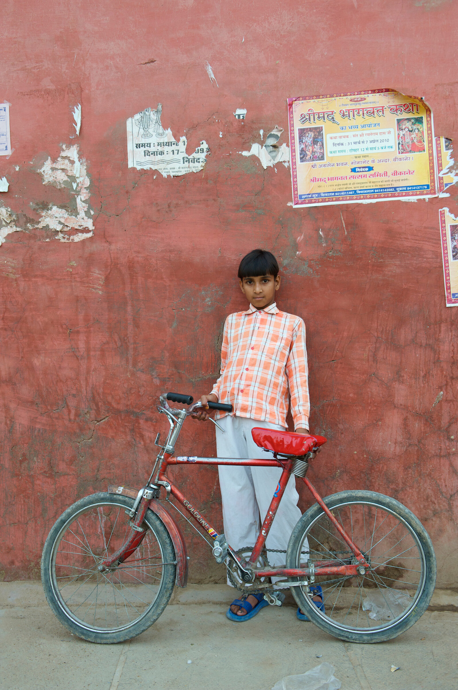  Young tourist hawker - Bikaner, India 