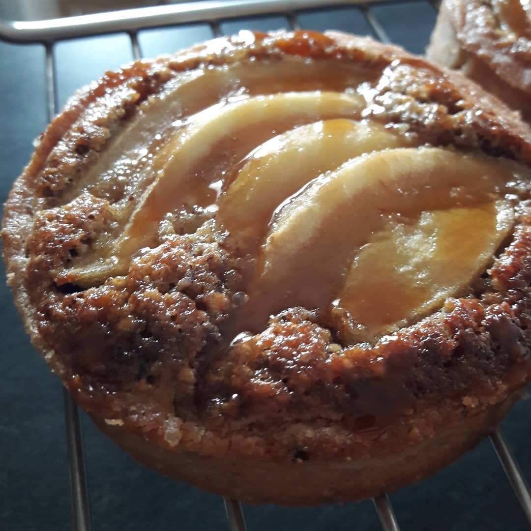 Pour une fois, on a fait des poires ! Non c'est pas une blague... &Agrave; retrouver d&egrave;s demain aux @les3poireaux . Tartelette poire, cr&egrave;me de noisette et caramel. #ilovetarte #tartelettepoirecaramel #tartelettepoire #yummyfood #cuisine