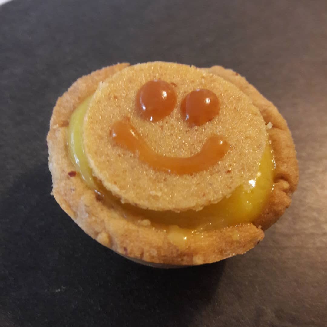 Aujourd'hui c'est le grand retour de la Lemon' breizh Pie! Autant vous dire que &ccedil;a donne le smile.
😉😁😎
#happyface #lemonpietraiteurcarte #lemonpie #cuirdefruit #caramelbeurresal&eacute;